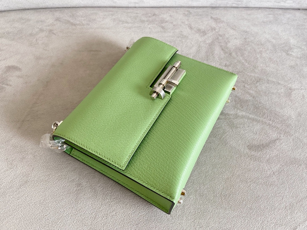 Мини-сумка Hermes Verrou объемом 3 л, цвет авокадо, с серебряной пряжкой.