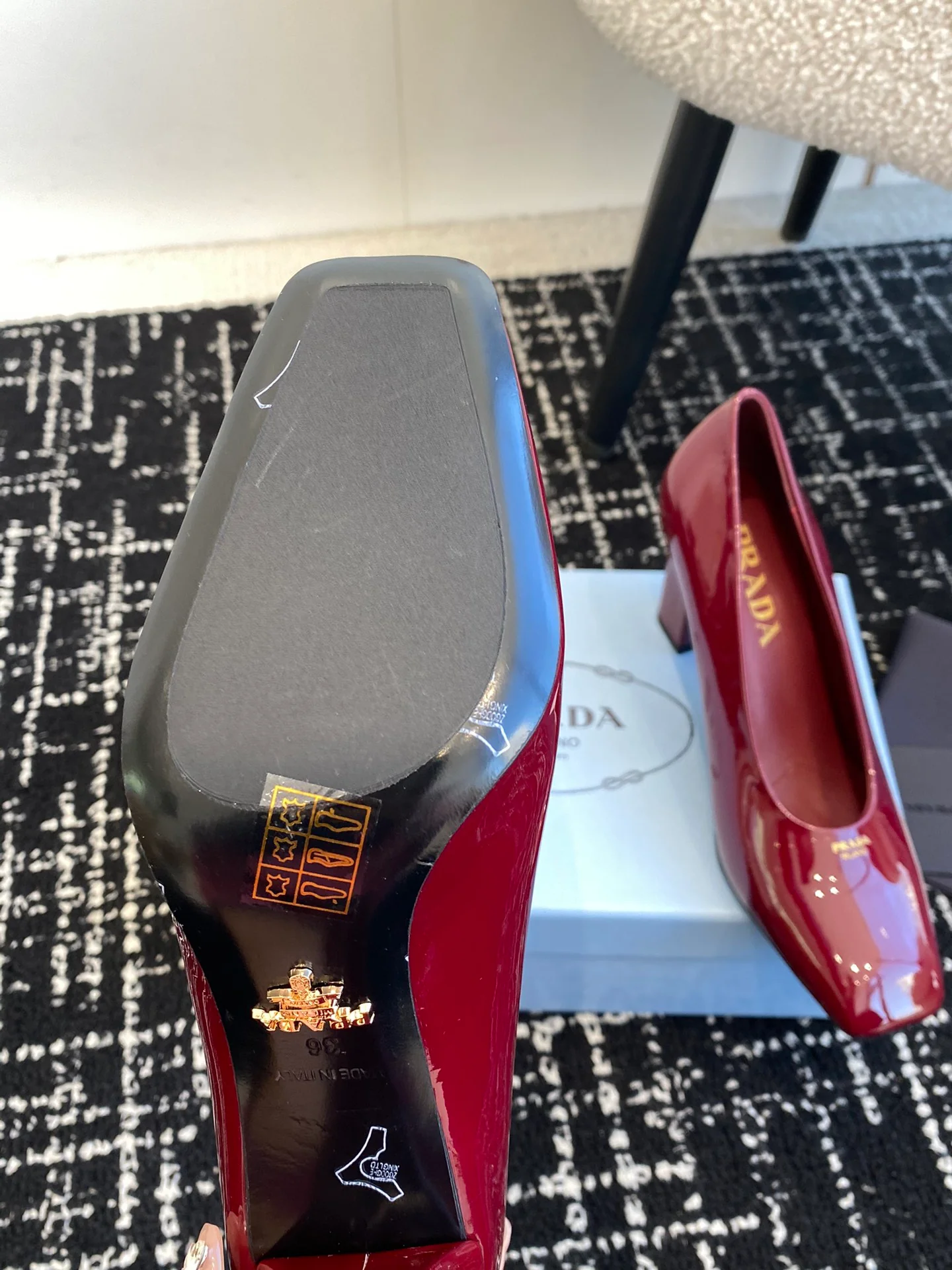 Балетки Prada 2024 на массивном каблуке с квадратным носком - красные