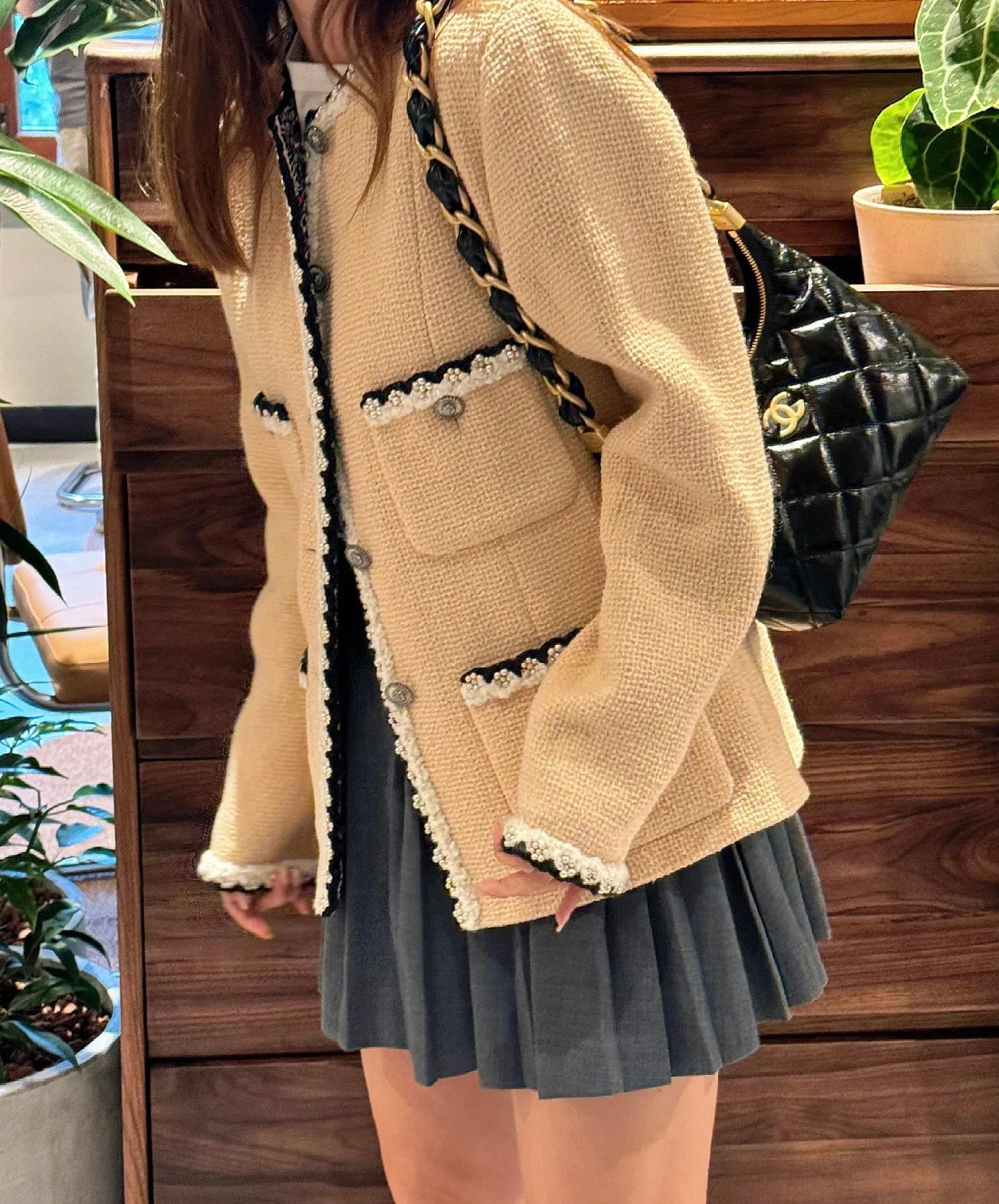 Сумка-хобо Chanel 24a под мышкой - черная