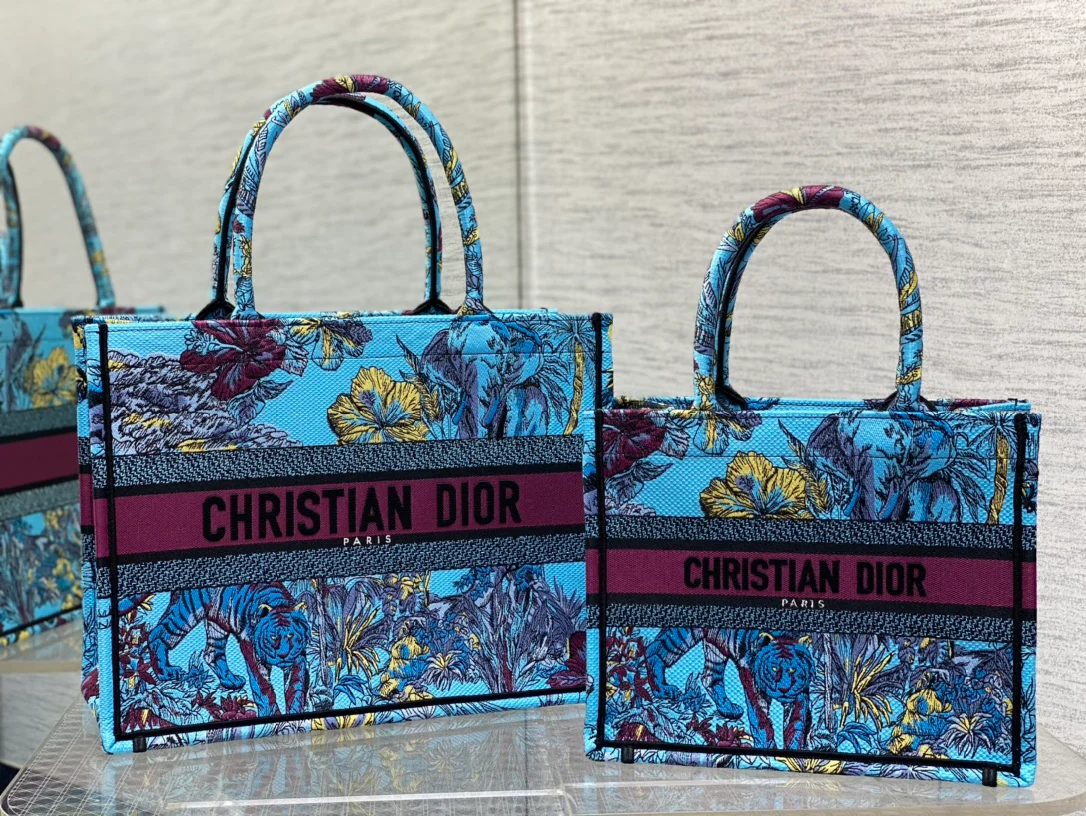 Сумка-тоут Dior Book из коллекции Весна/Лето 2023 — Цвет ?зоосиний? — Маленький размер