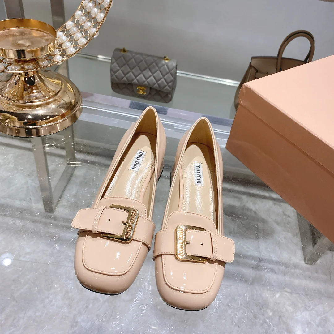 Новинка сезона осень/зима 2022 от Miu Miu - Туфли на низком каблуке с квадратным носком - Розовые