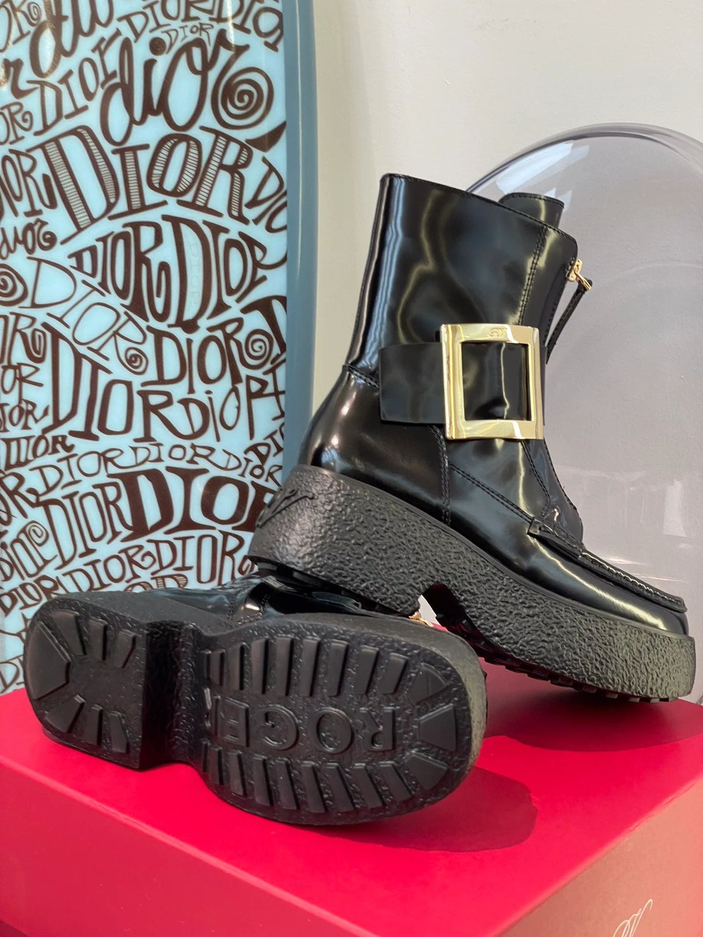 Кожаные ботинки на толстой подошве с застежкой-молнией и металлическими пряжками.