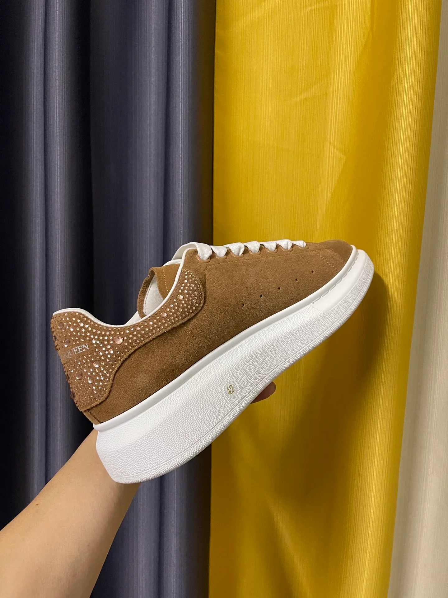 Классические белые кроссовки McQueen - унисекс - коричневая замша - каблук со стразами