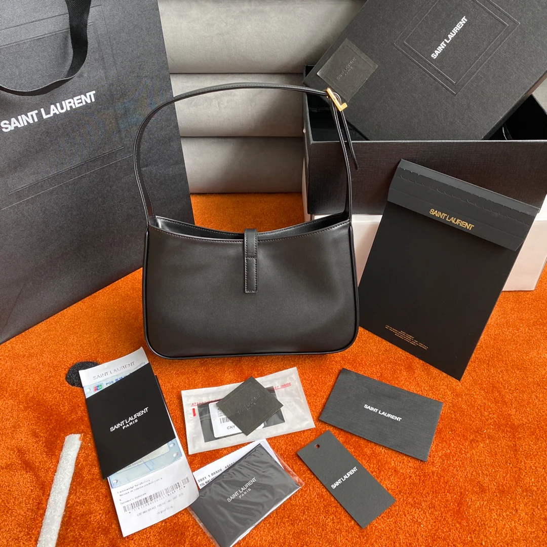 Сумка-седло YSL - черная с золотой фурнитурой - из гладкой кожи.