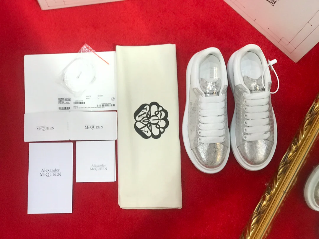 Классические белые кроссовки McQueen - полностью серебристые - с белой отделкой.