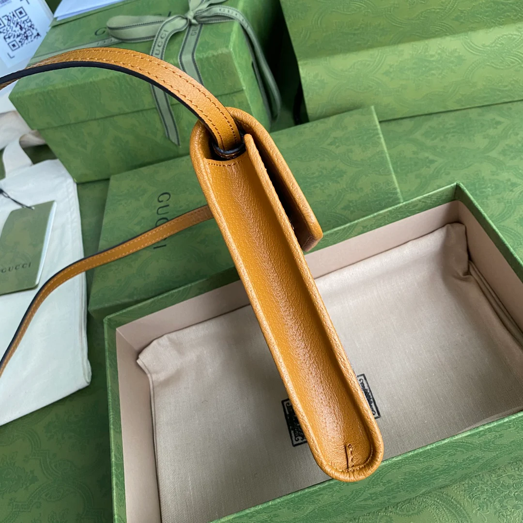 Сумка для телефона из коллекции Gucci с плюшевым мишкой.