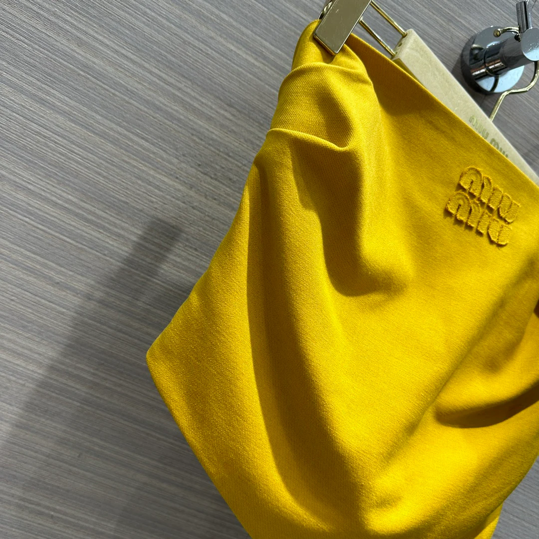 Miu Miu - Коллекция весна/лето 2404-24: Новинка, незаменимый элемент многослойного образа: топ-бандо, желтый.