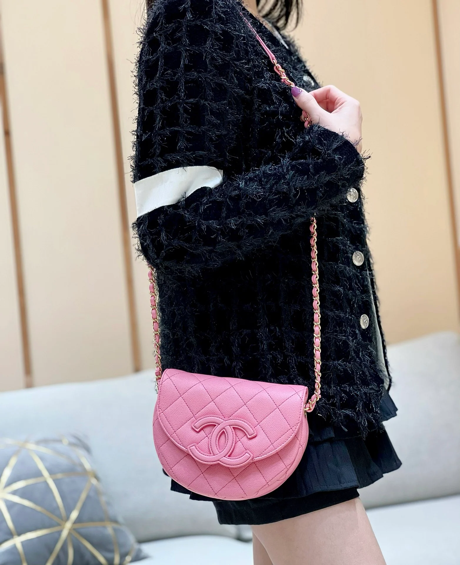 Новинка сезона весна/лето 2023 от Chanel - сумка Lychee Bull Saddle Bag - розовая - на фото.