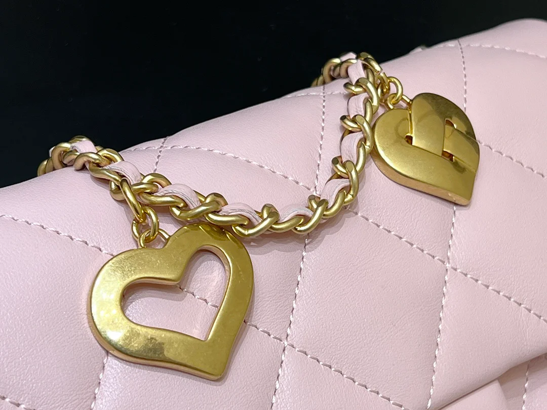 Новинка сезона осень/зима 2022 от Chanel - Сумка CF с подвеской в ??виде сердца на цепочке - Лимитированная серия - Розовая