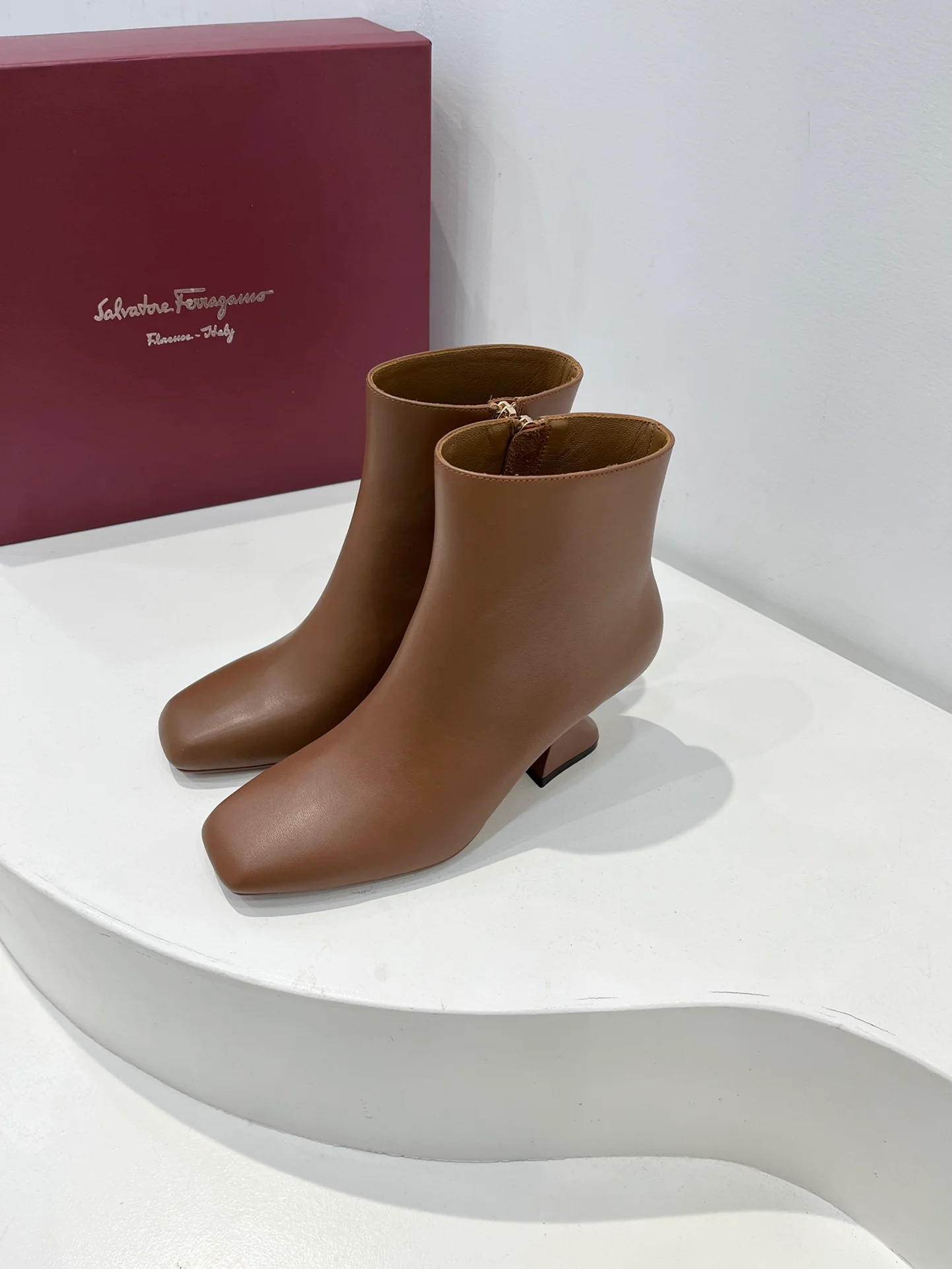 Новинка сезона осень/зима 2022 от Salvatore Ferragamo: ботильоны на высоком каблуке с плоским носком и боковой молнией.