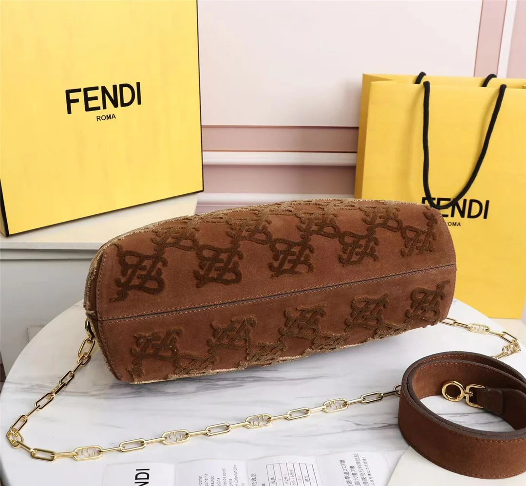 Сумка Fendi First Medium из коричневой замши - 1 шт.