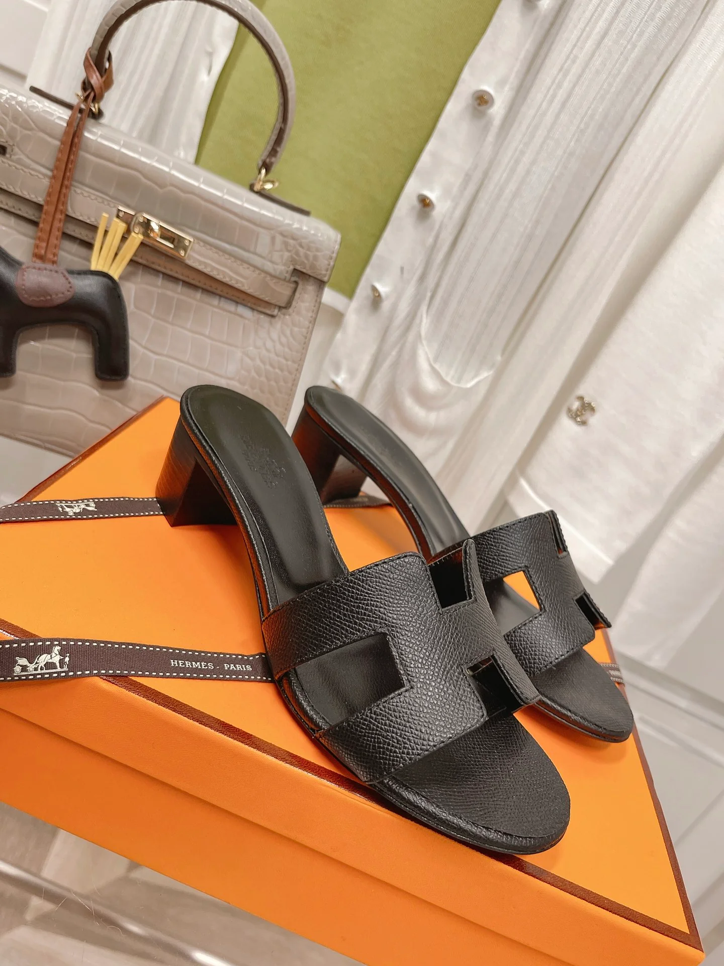 Новинка 2022 года от Hermes - Тапочки на низком каблуке с отпечатком руки - Черные