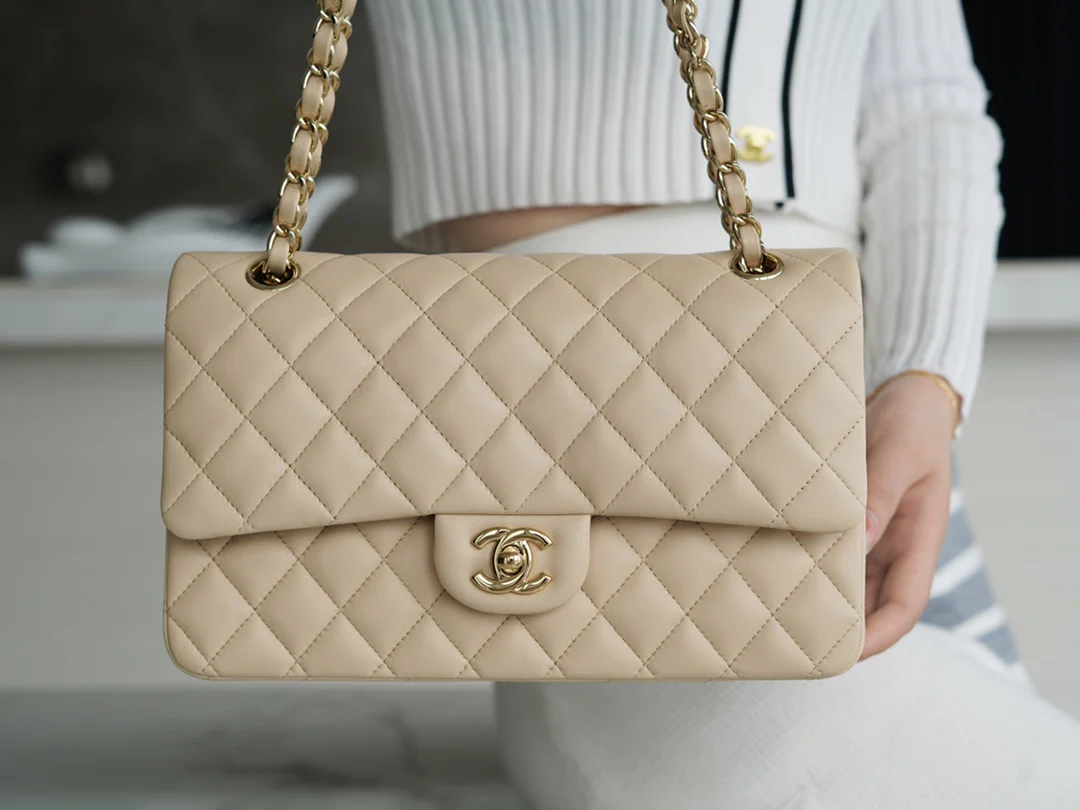 Классическая сумка Chanel с клапаном, светло-абрикосовый цвет