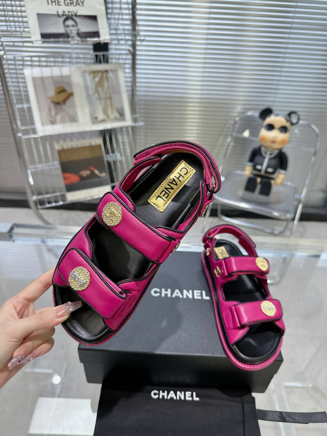 Новый цвет Chanel весна/лето 2023 - Пляжные сандалии - Розовый