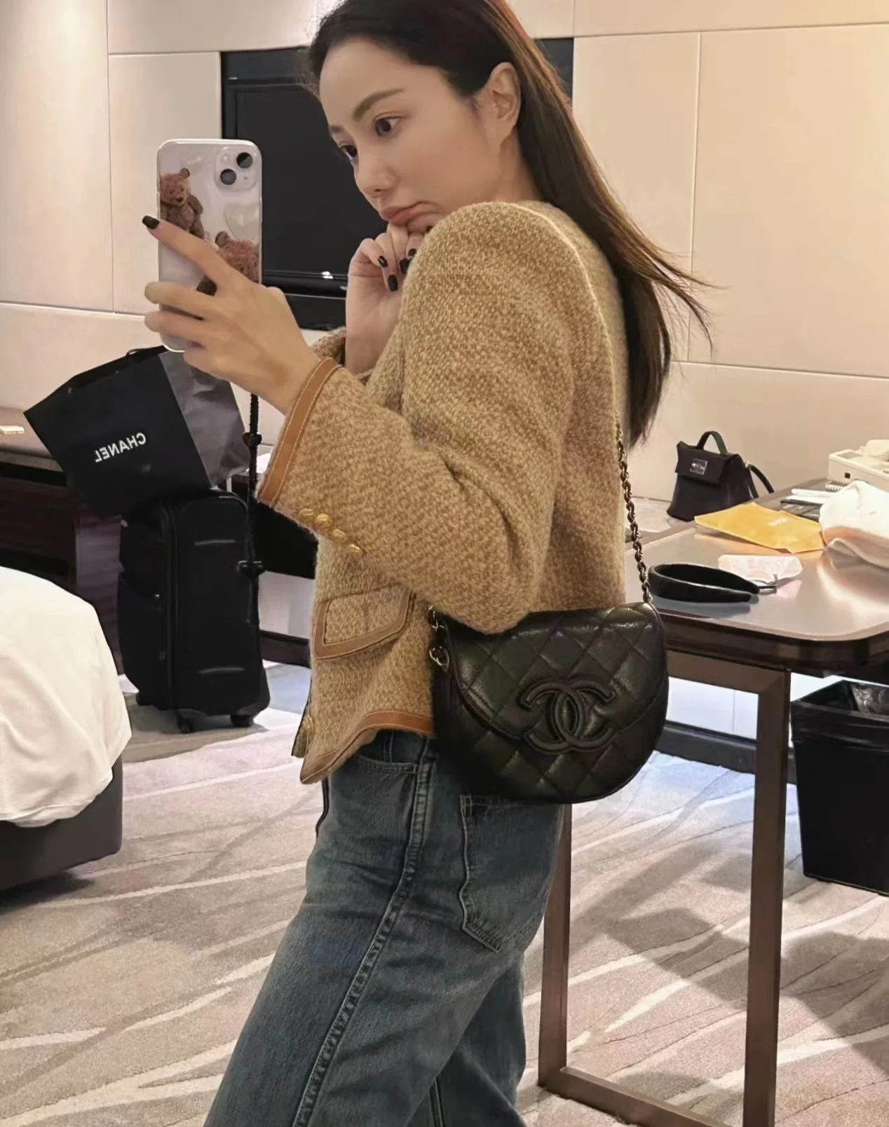 Новинка сезона весна/лето 2023 от Chanel - сумка Lychee Bull Saddle Bag - черная - на фото.