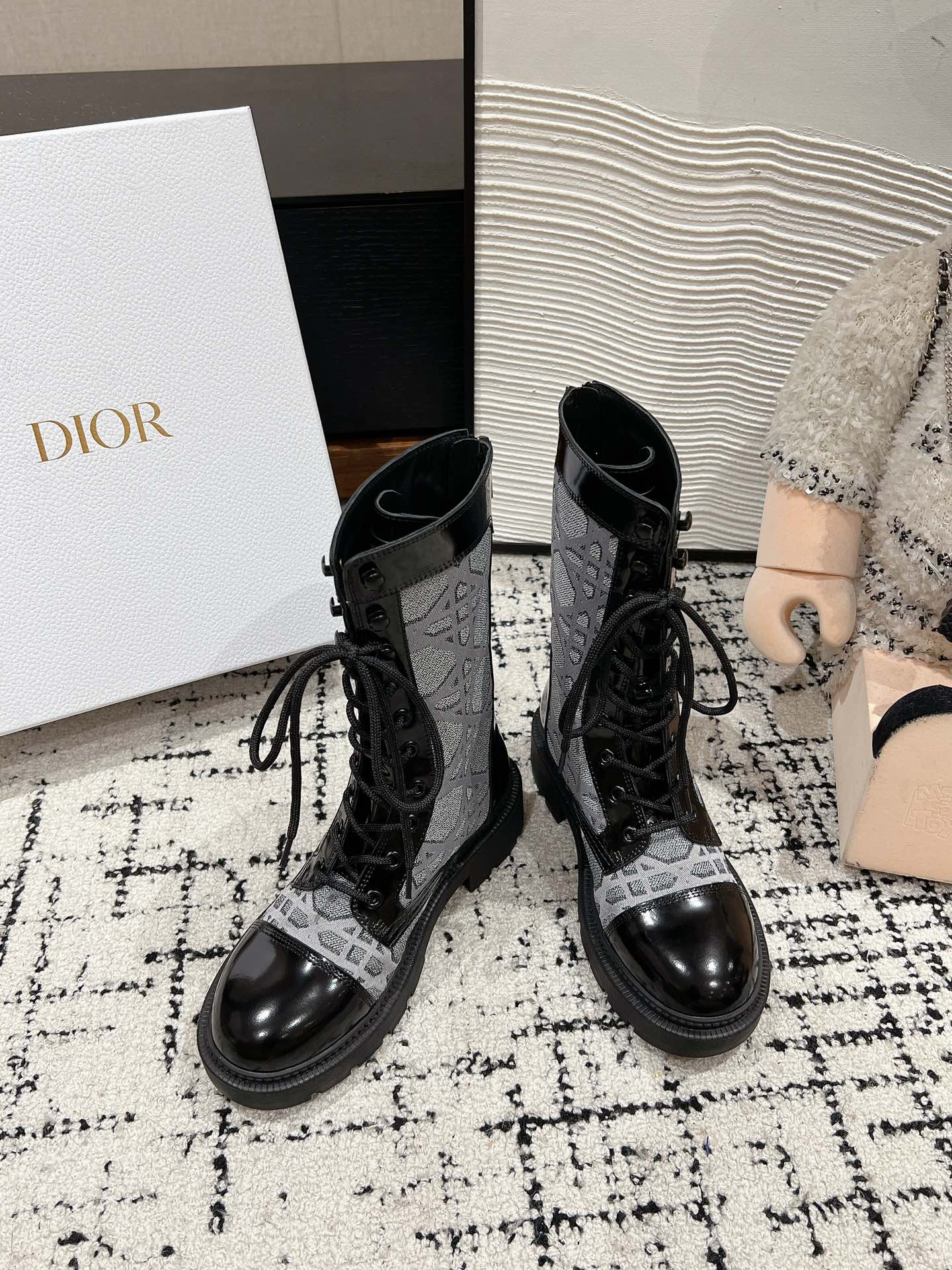 Ботинки Dior Dr. Martens средней высоты, модель 2024 года - серые.