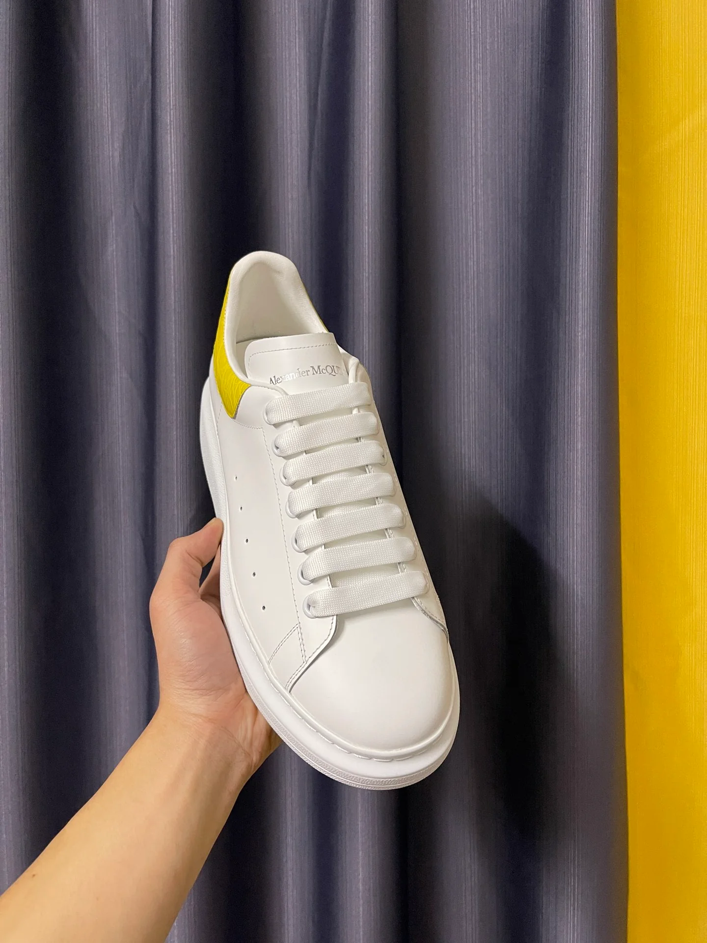 Классические белые кроссовки McQueen - унисекс - каблук из желтой крокодиловой кожи - Премиум-издание