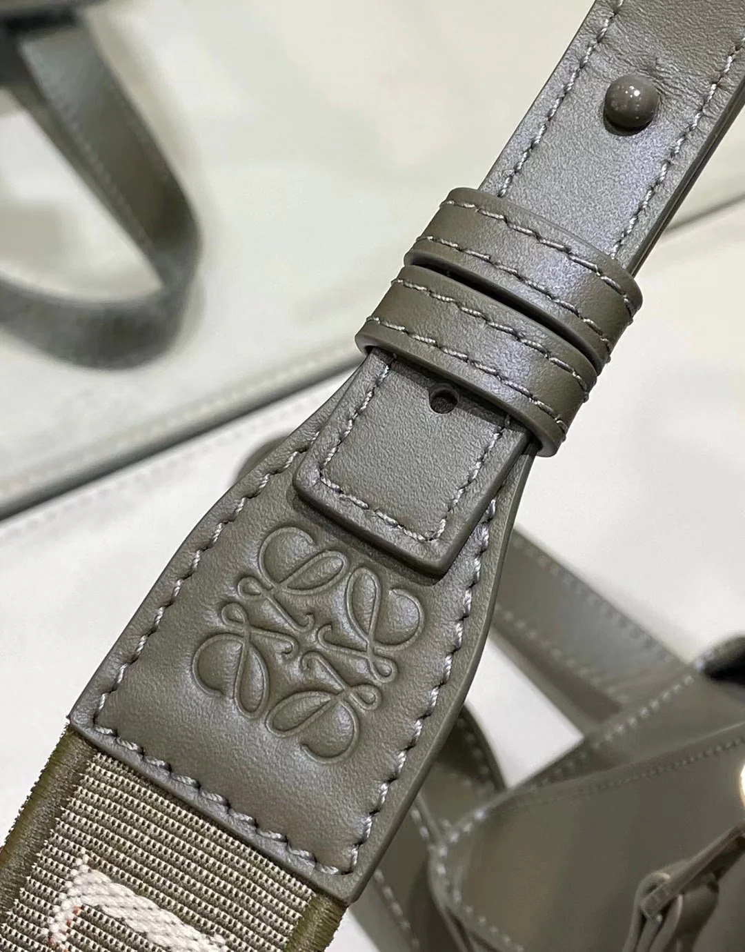 Сумка Loewe Hammock - атласная телячья кожа - маленькая - зеленая