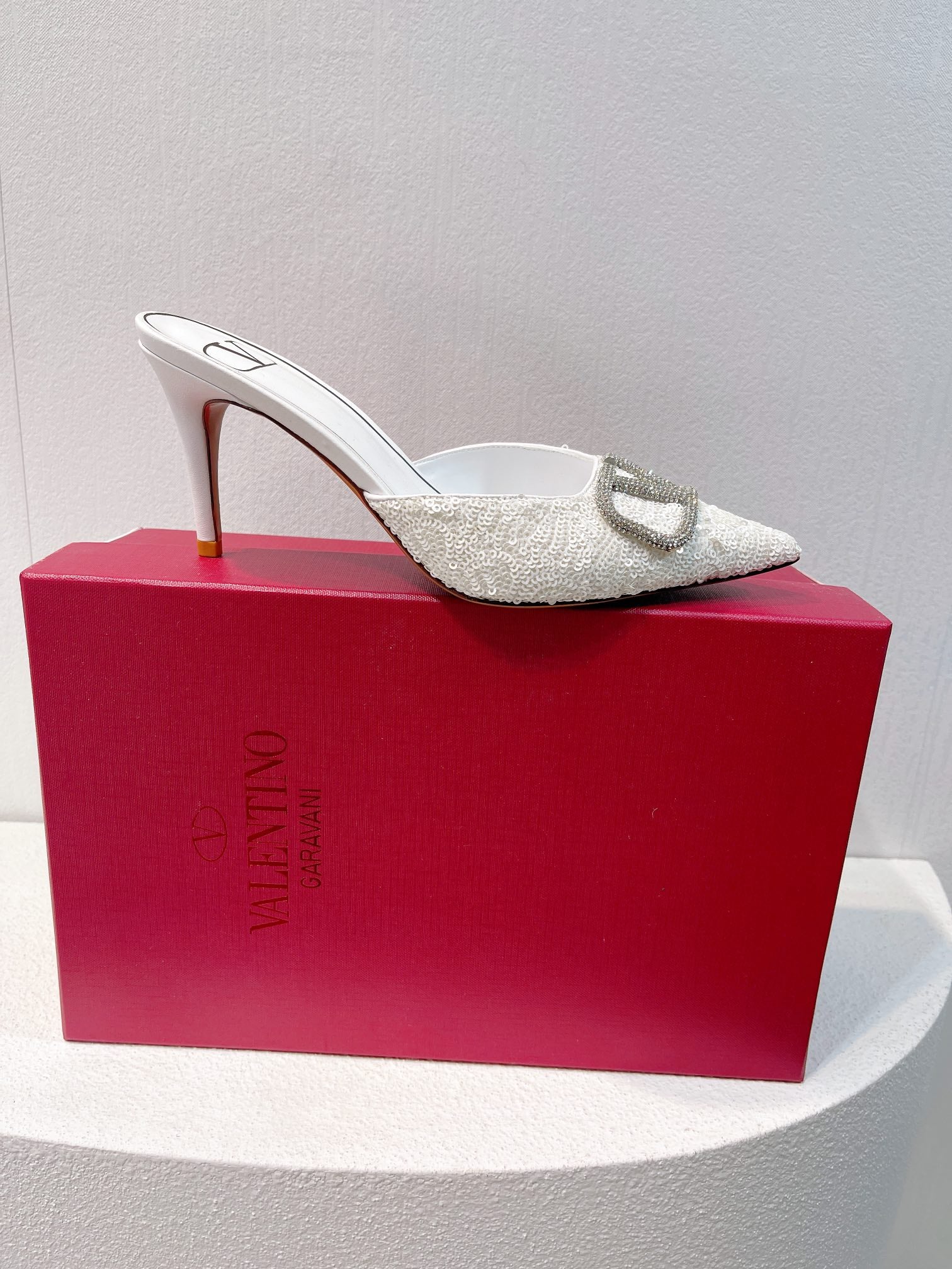 Новинка с официального сайта Valentino 2023 — Блестящие полосатые босоножки на высоком каблуке — 8 см — Белые