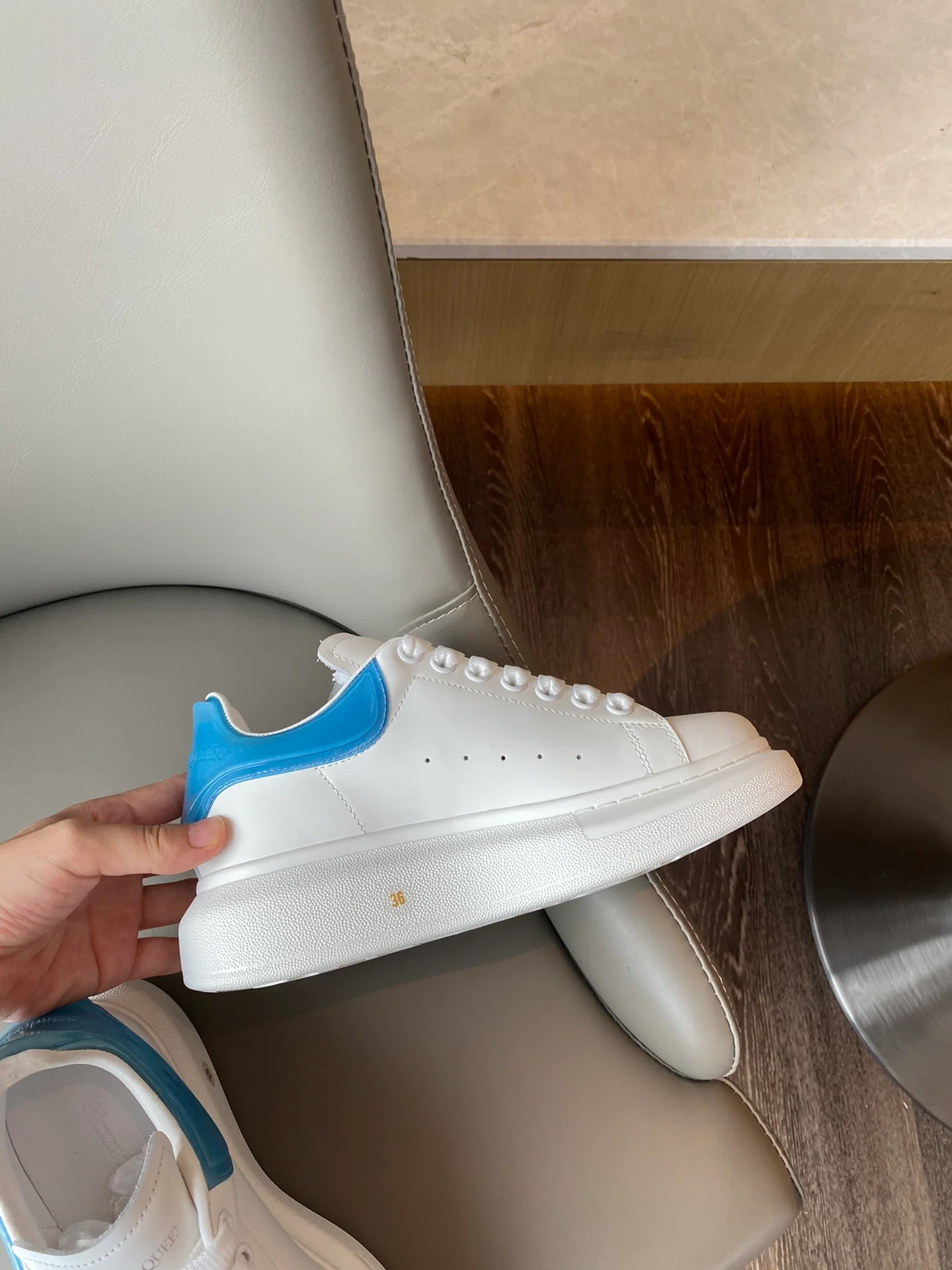 Классические белые кроссовки McQueen - на каблуке-резинке - синие