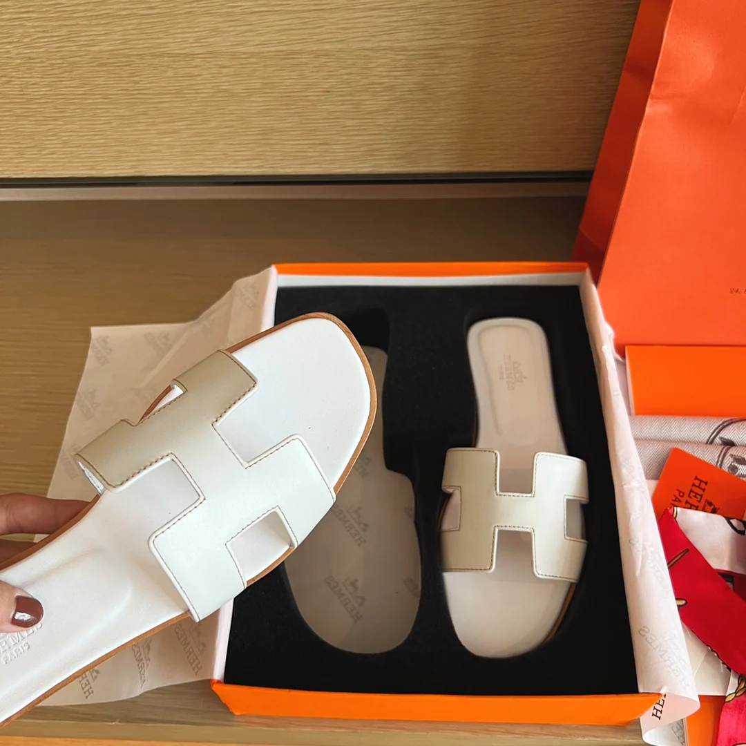 Сандалии Hermes на плоской подошве - верх из однотонной кожи - подошва, полностью закрывающая стопу - 2