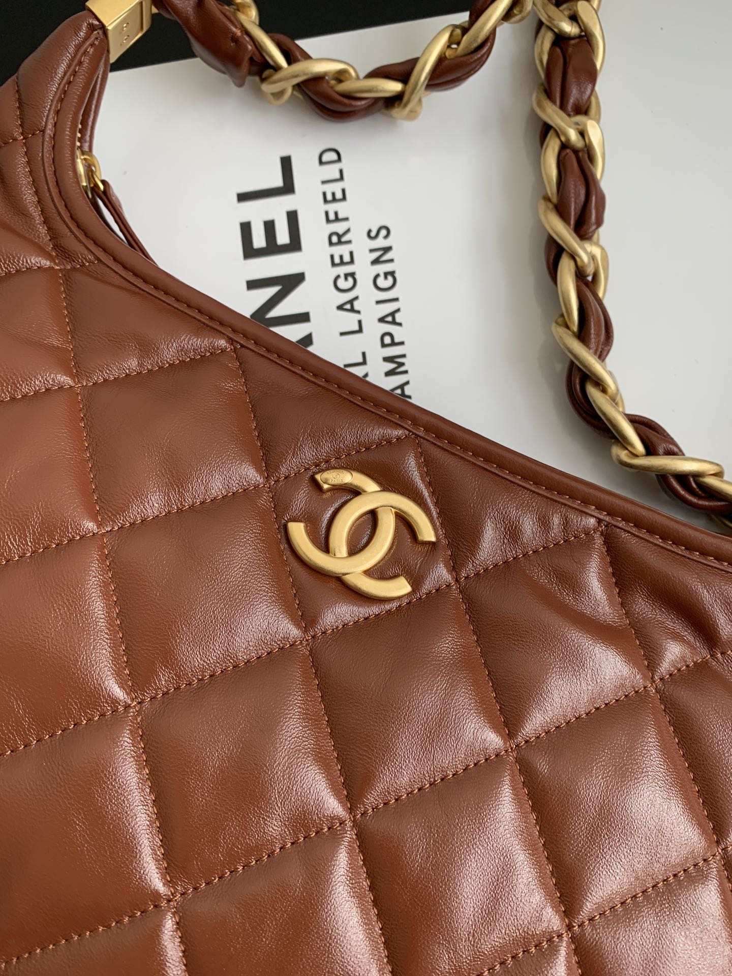 Сумка-хобо Chanel с массивной цепочкой, большой размер, красная.