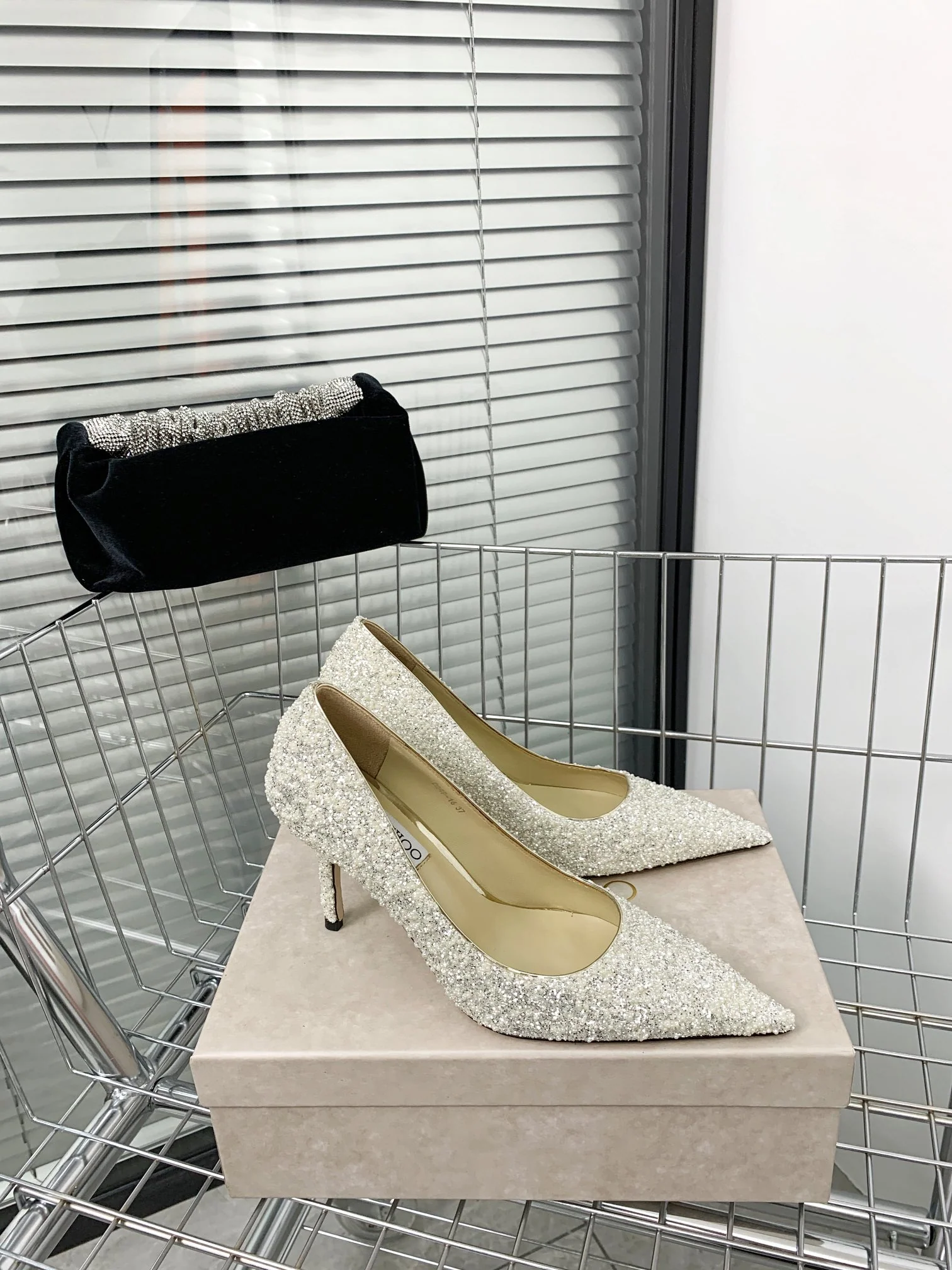 Новые поступления коллекции Jimmy весна/лето 2022 - Туфли на высоком каблуке с пайетками - 4