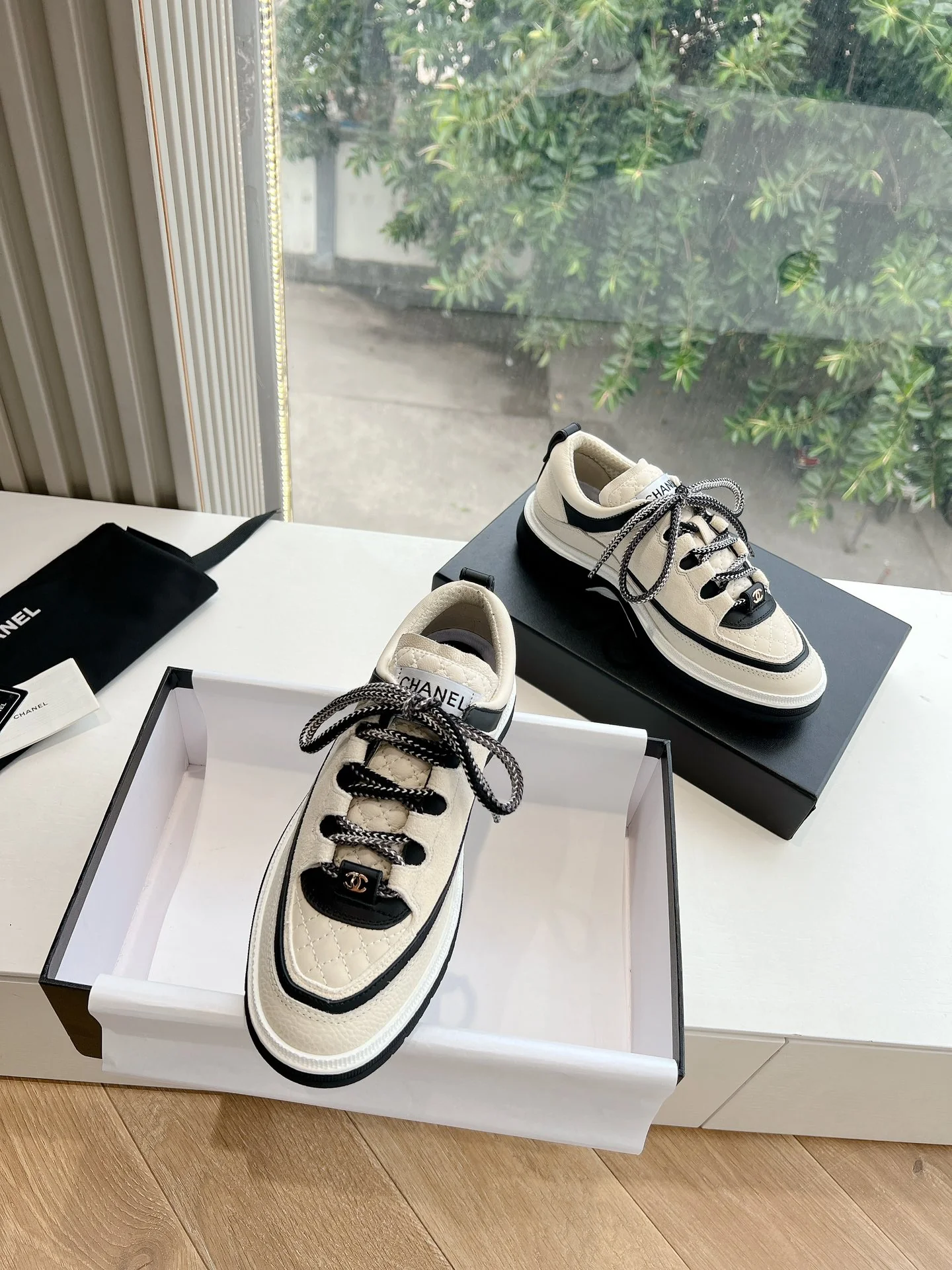 Повседневные туфли Chanel 2024 - белые - 1