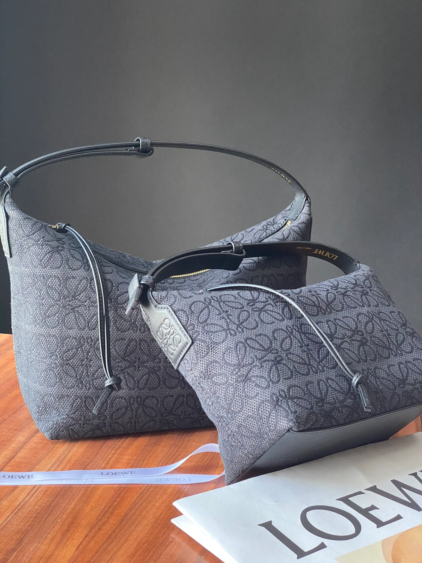 Ланч-бокс Loewe Cubi, маленький, из белой ткани с вышивкой.