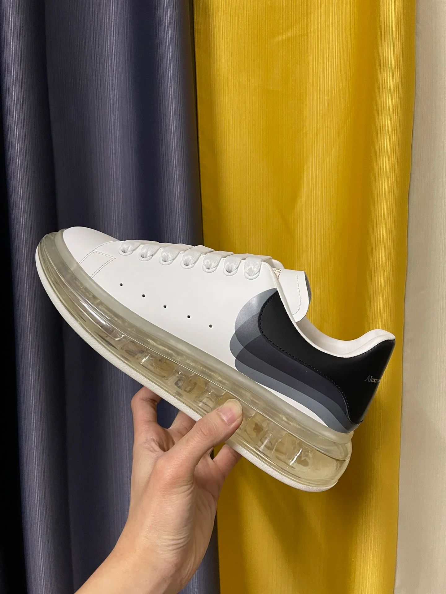 Классические белые кроссовки McQueen с черным кожаным каблуком