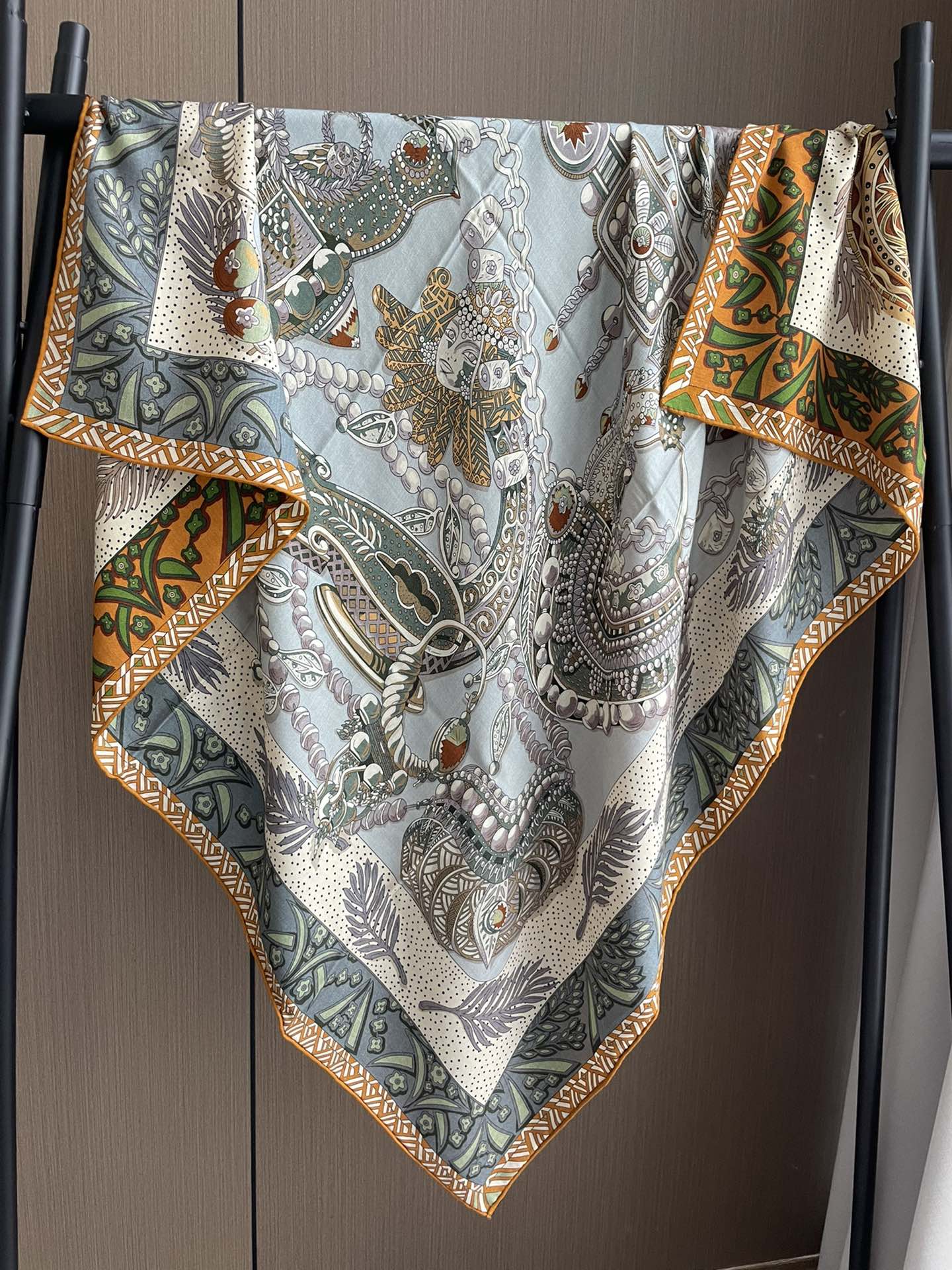 Двусторонний платок Hermes 140 - жетон с буквой H - необычный