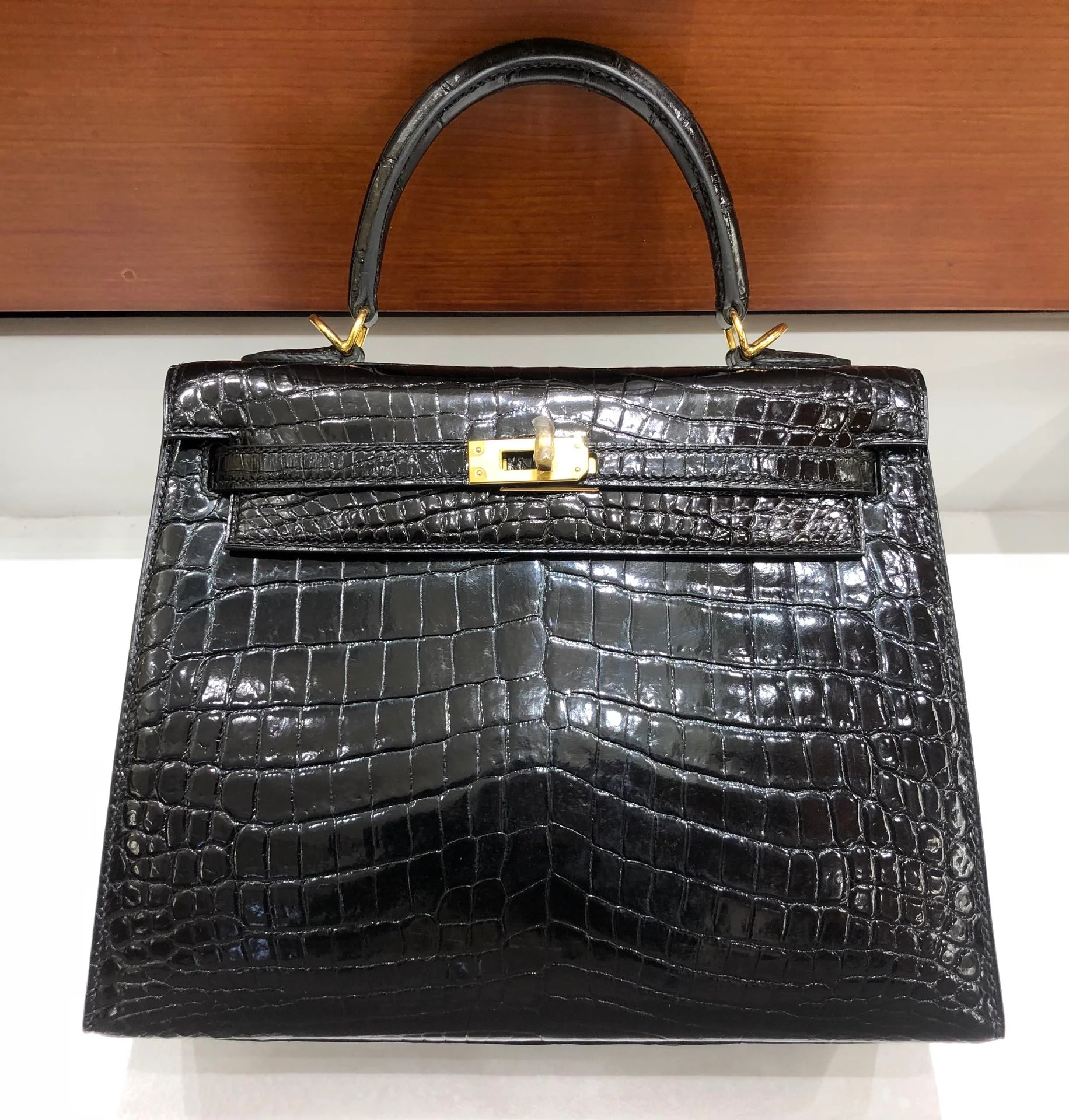 Сумка Hermes Birkin 25 из американской аллигаторовой кожи, черная, с золотой пряжкой.