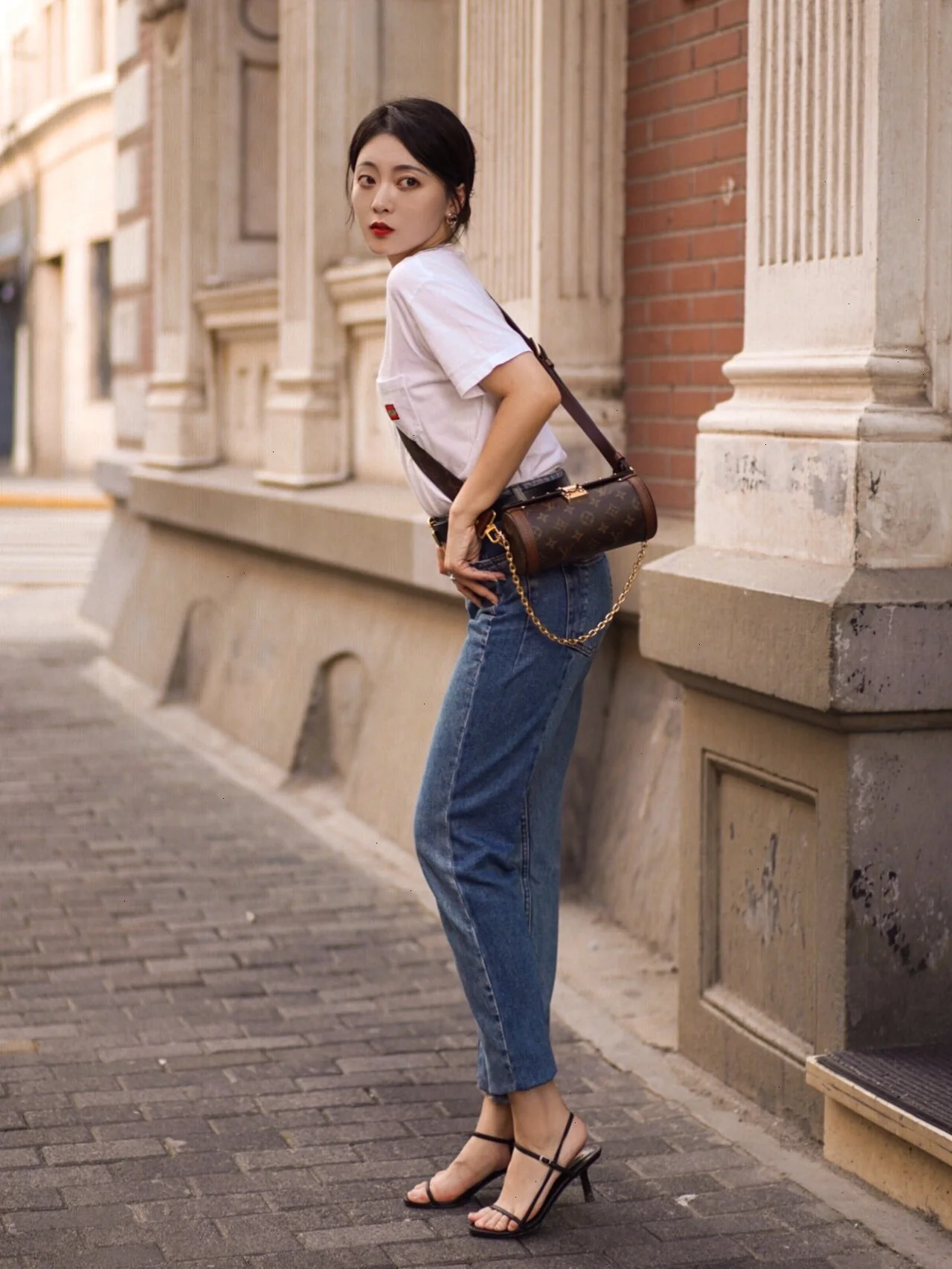 m57835-LV-papillon-trunk-round shoulder bag