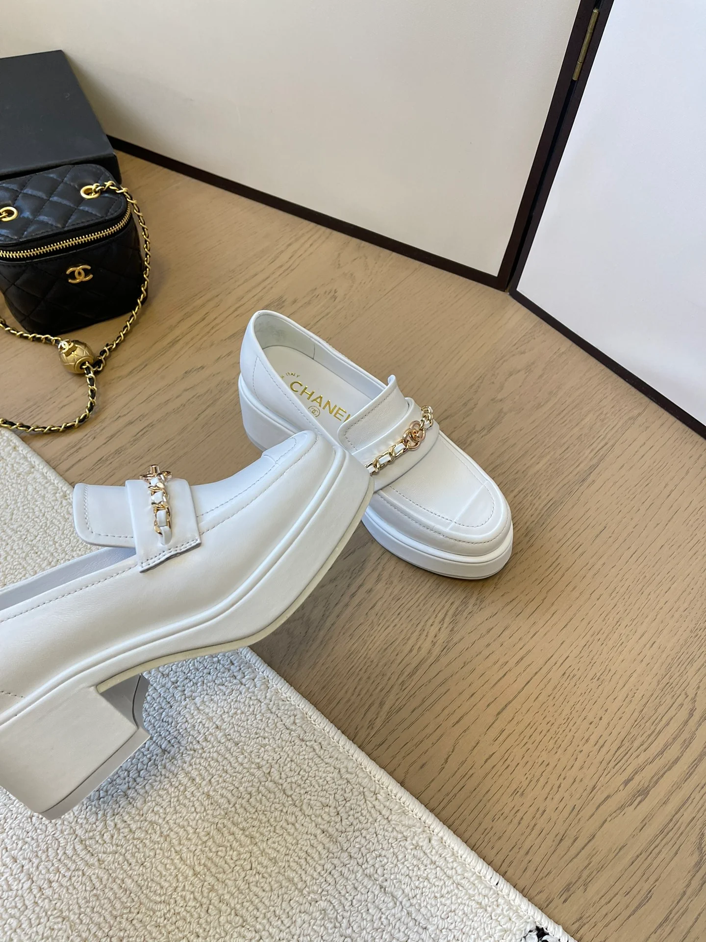 Лоферы Chanel 2024 - белые