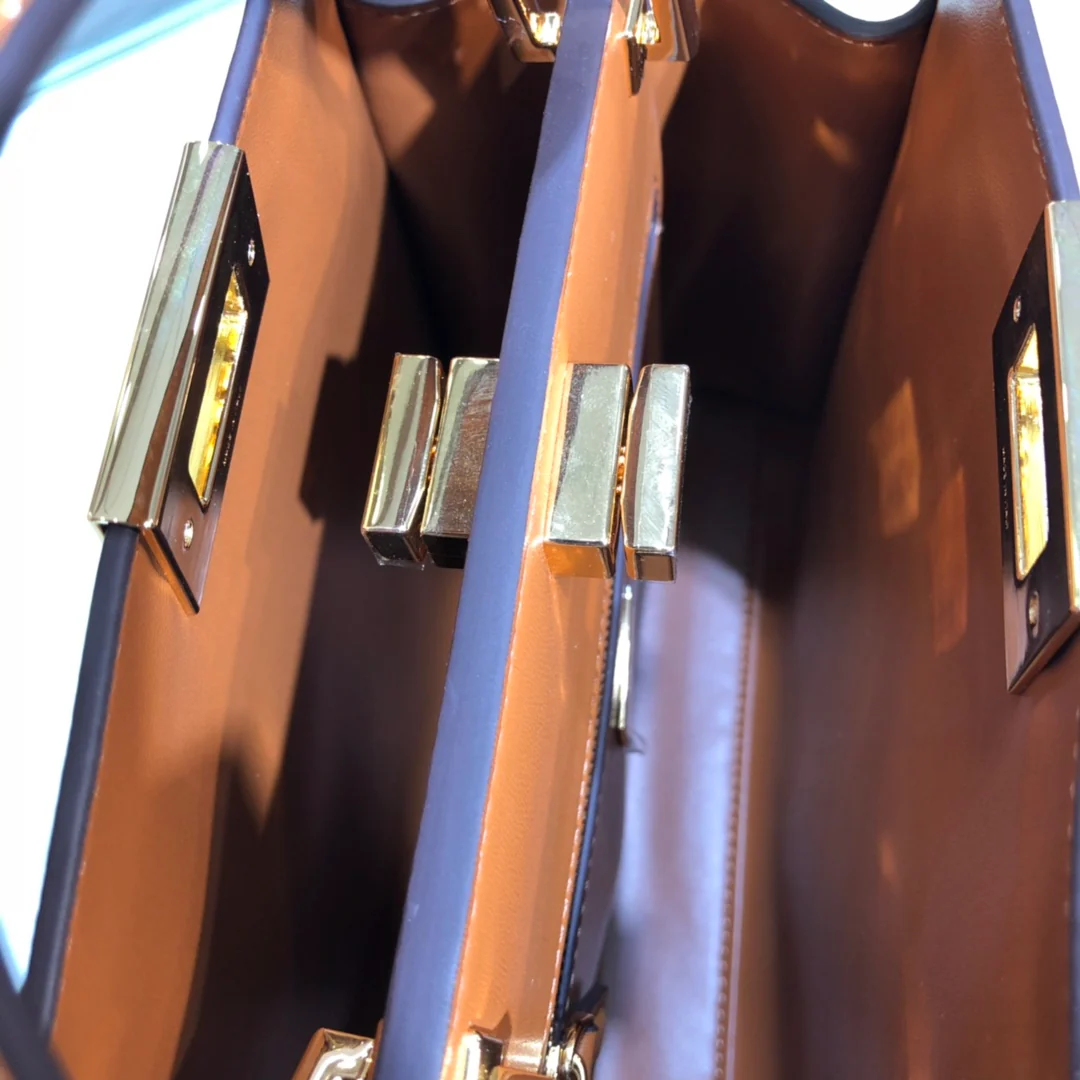 Маленькая кожаная сумка Fendi Peekaboo в клетку