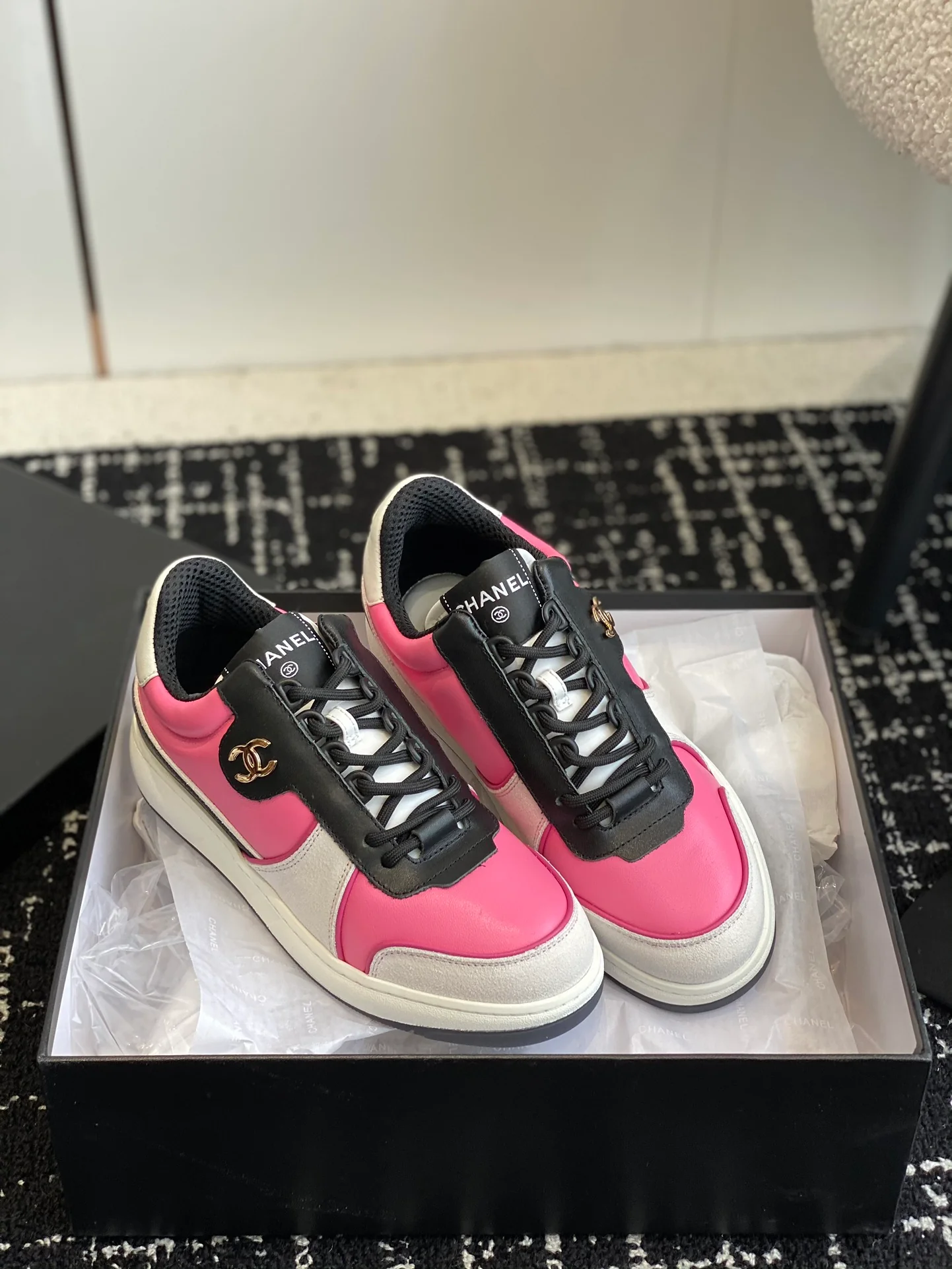 Новинка 2023 года от Chanel - Кроссовки из овечьей кожи - Розовые