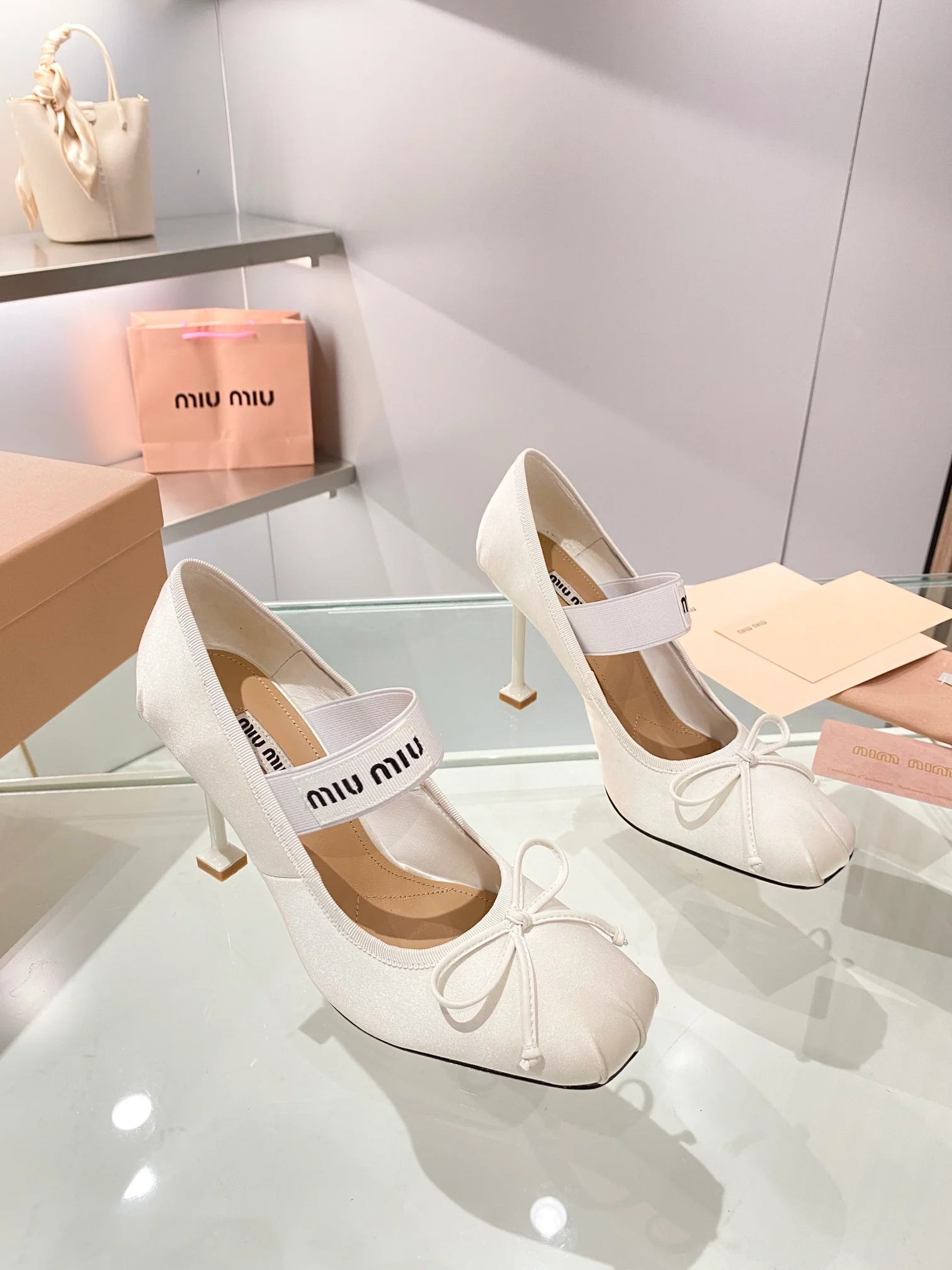 Новинка осенне-зимней коллекции Miu Miu 2023 — Балетки — Туфли на высоком каблуке — 9-5 см — Белые