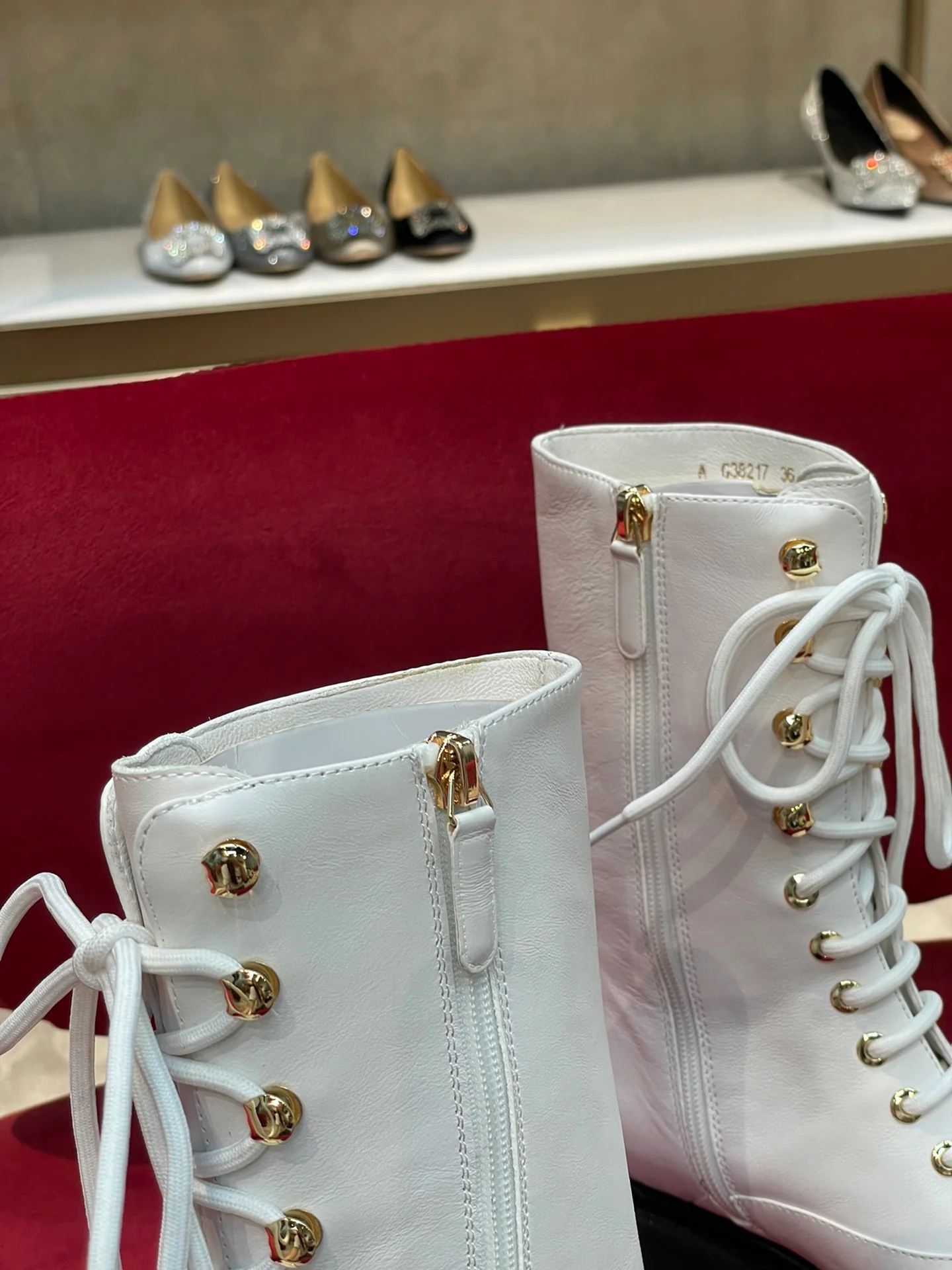 Новинка 2022 года от Chanel - Мотоциклетные ботинки с закругленным носком - Белые