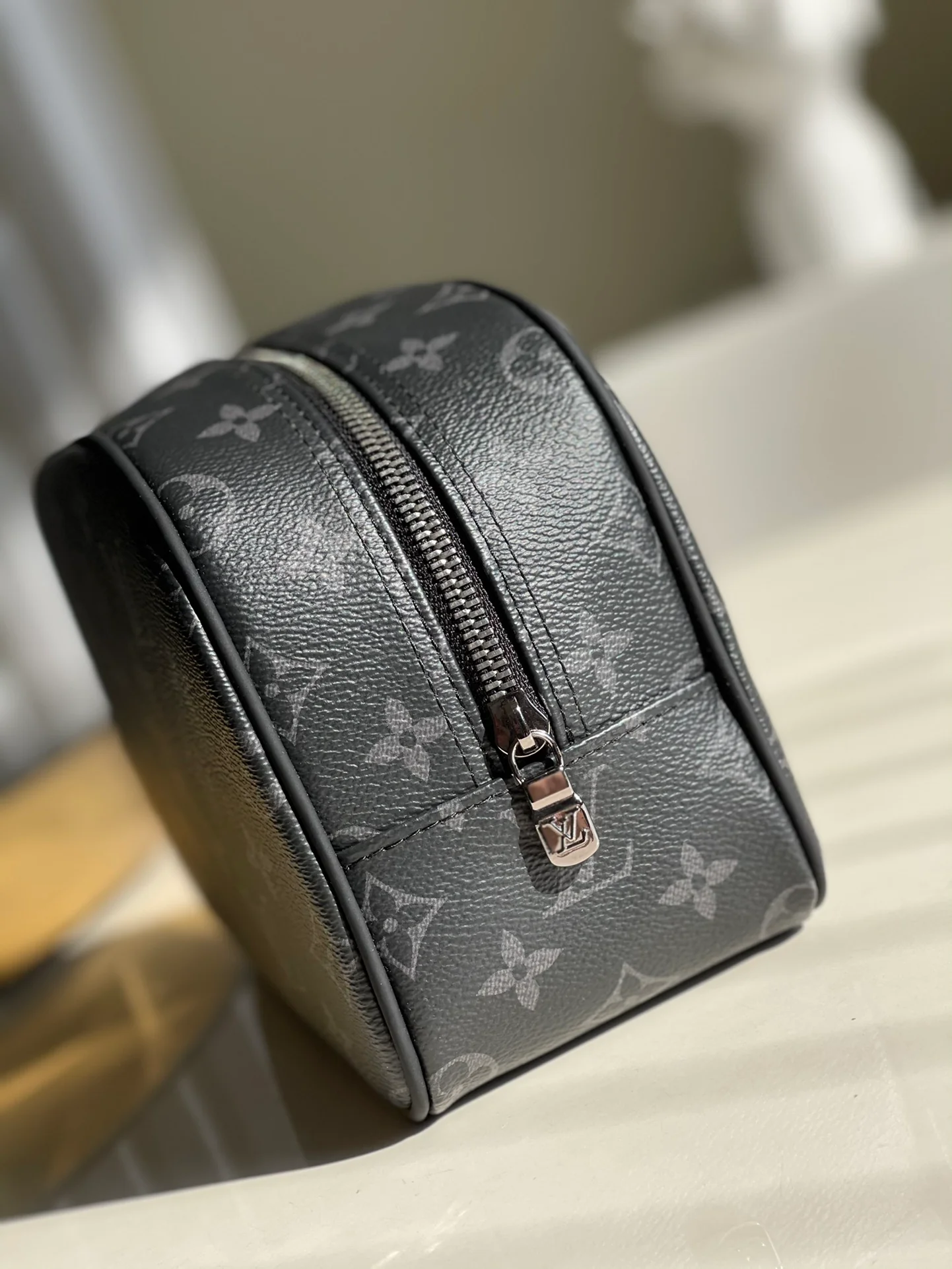 lv-m47527-damier canvas toiletry bag-clutch-1