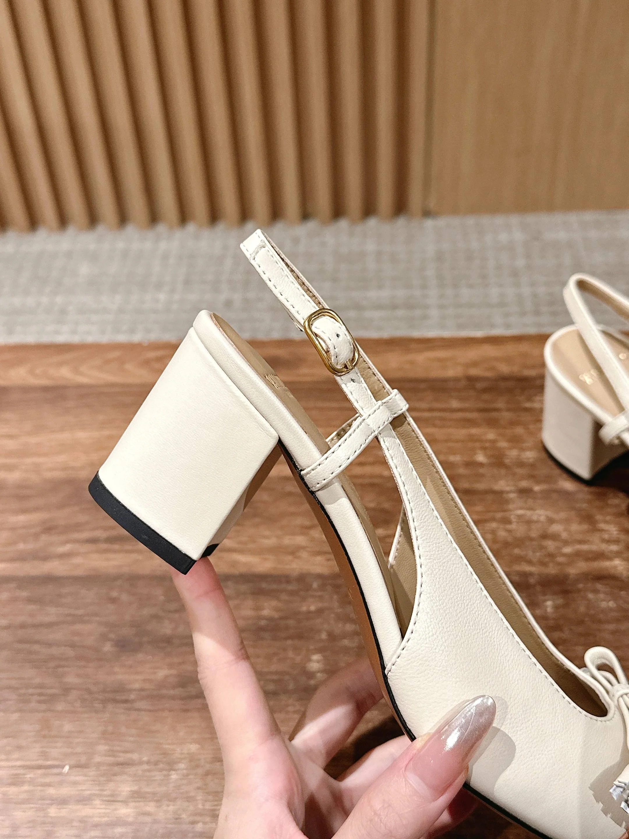 RV - Туфли на толстом каблуке с закрытым носком - Белые