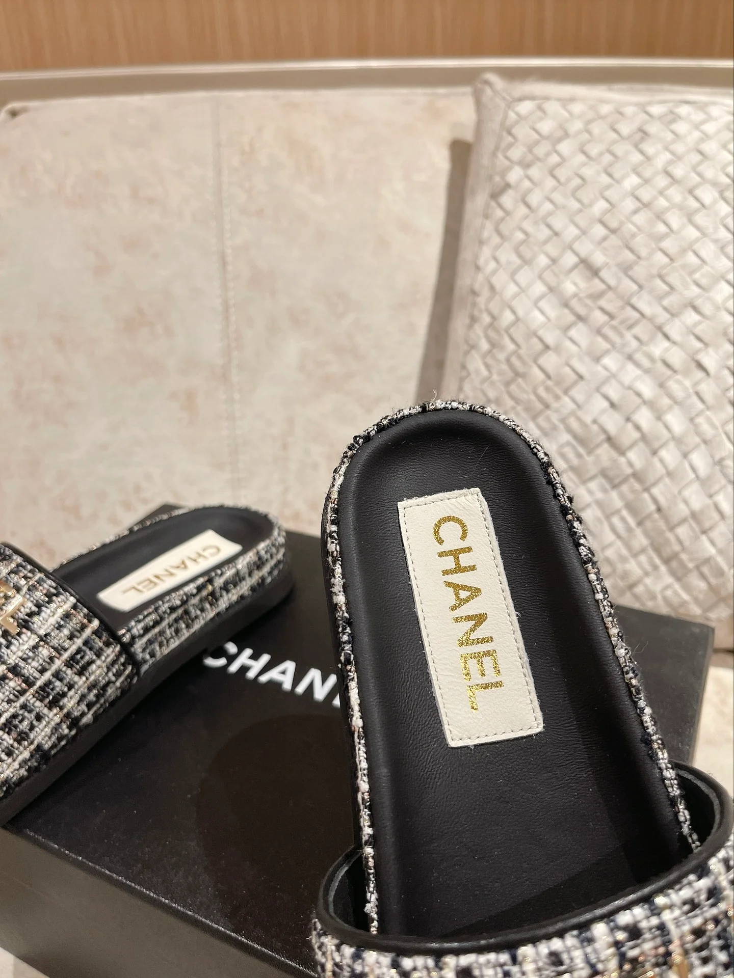 Новинка сезона весна/лето 2023 от Chanel - Шерстяные тапочки - Черные