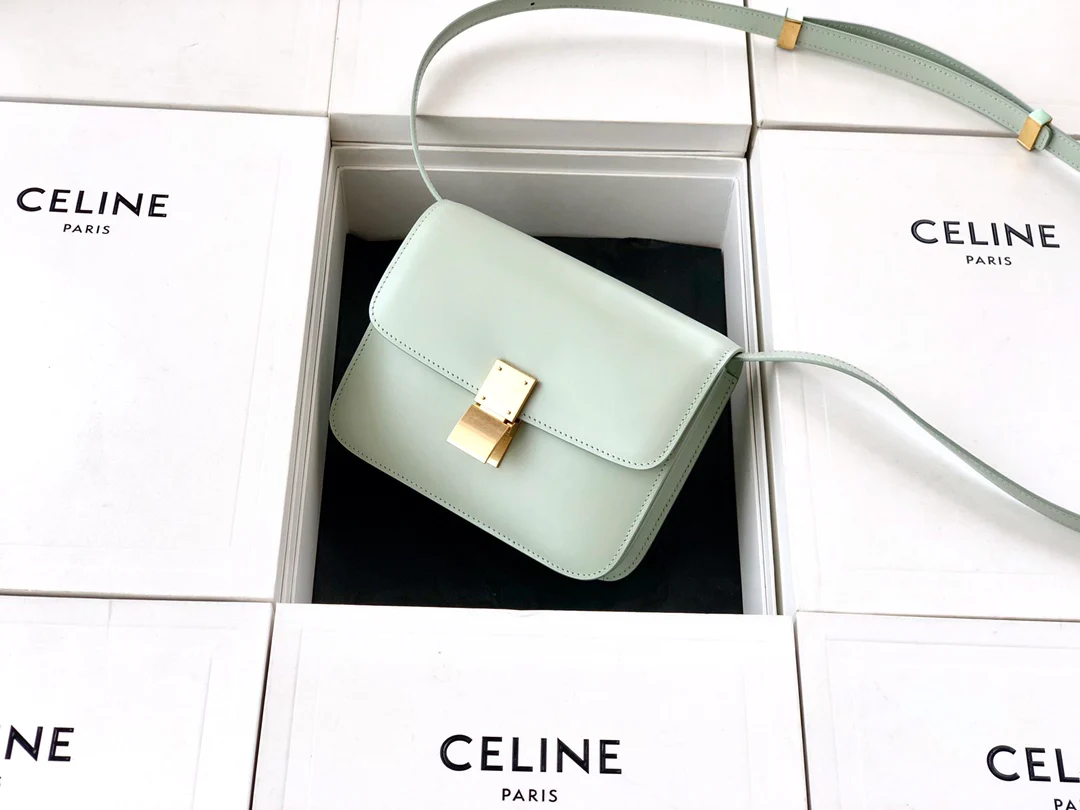 Сумка Celine Box-Tteen из полированной телячьей кожи, цвет аквамарин.