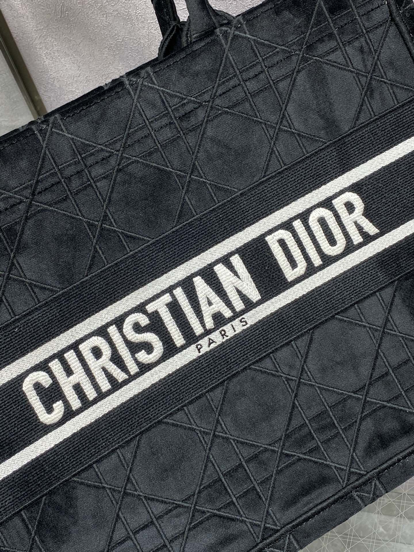 Сумка-тоут Dior Book Tote Small 36-5 см, осенне-зимняя коллекция, бархатный узор 