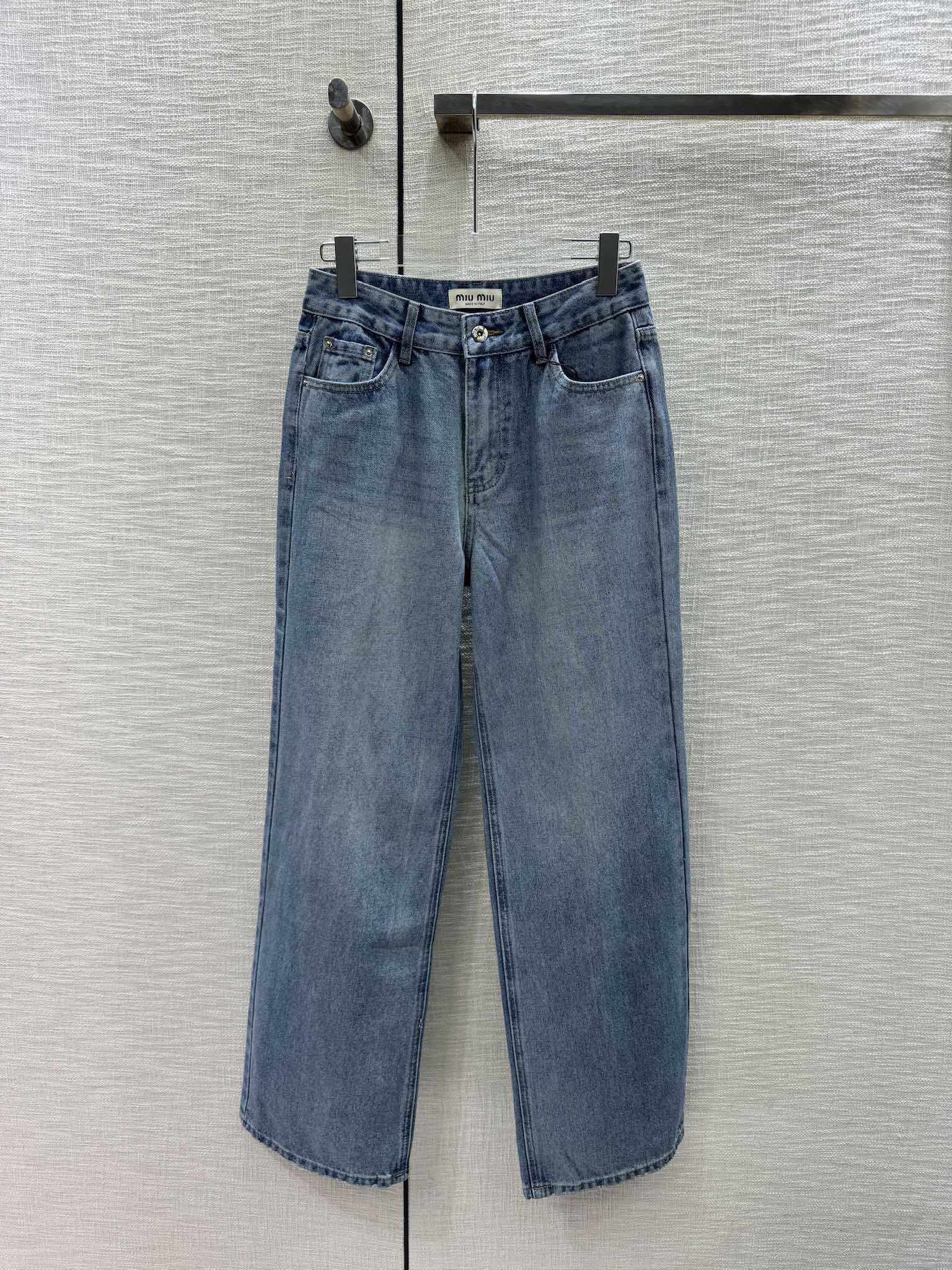 Джинсы Miu Miu 2404 с карманами и стразами, прямого кроя.