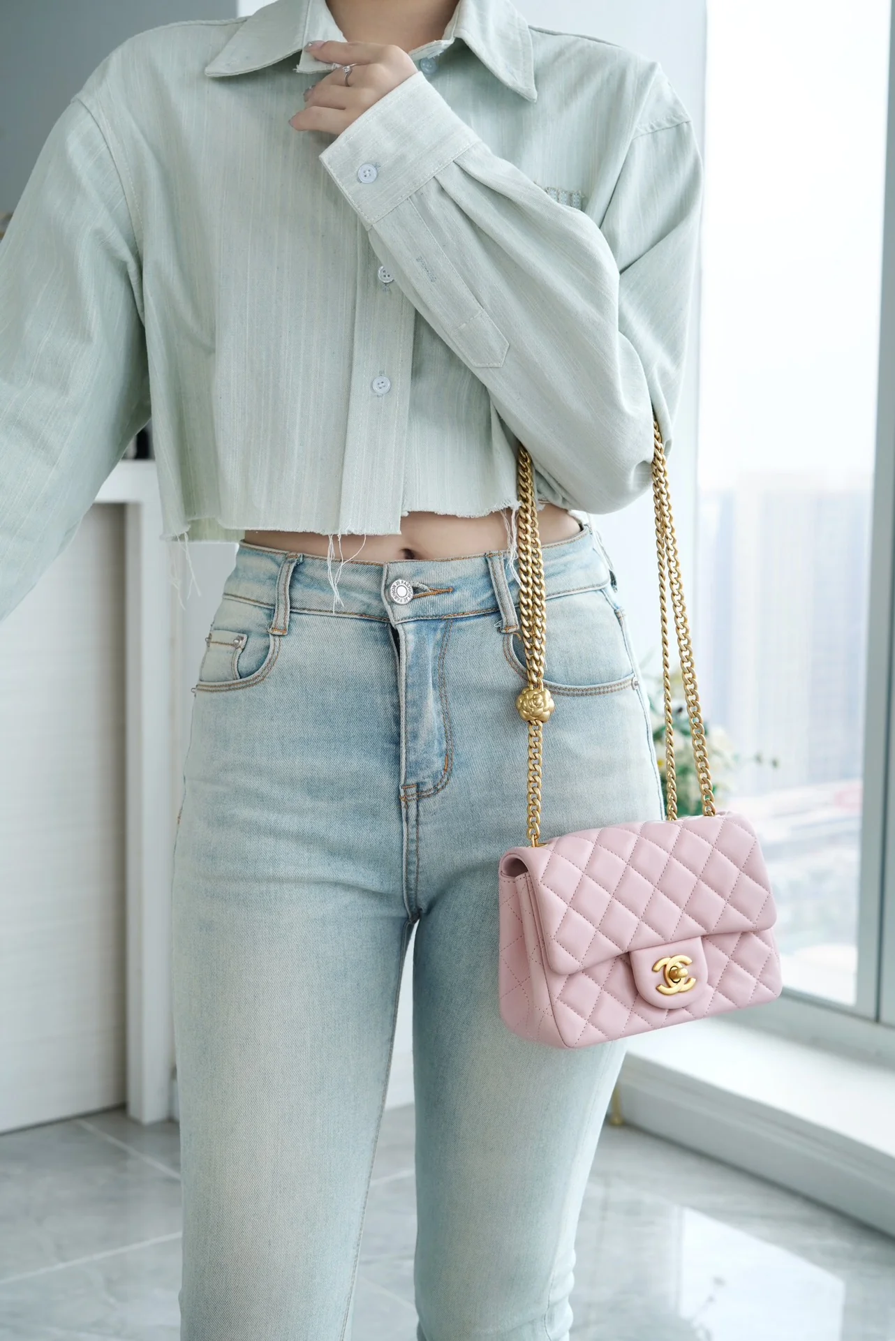 Пряжка Chanel 23 с декором в виде камелии - розовая