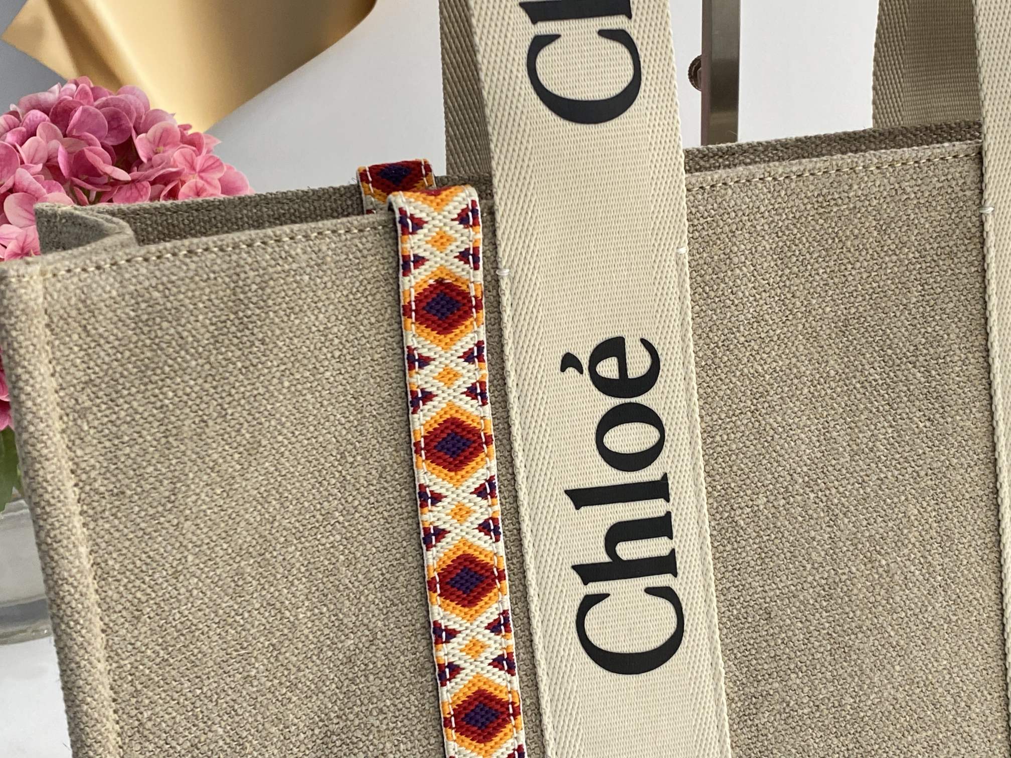 Новинка сезона весна/лето 2022 от Chloe - Сумка-тоут Woody - Большая - Коричневый с ромбовидным узором