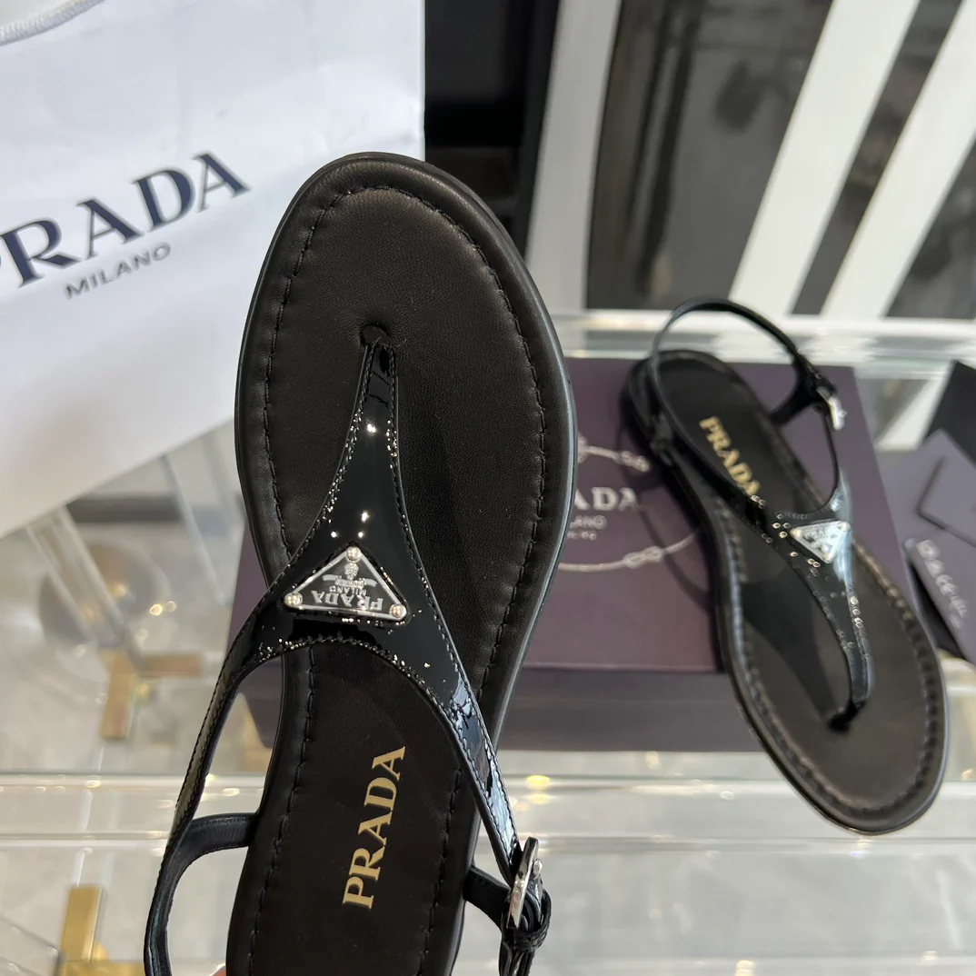 Новинка Prada 2023 года - Блестящие сандалии - Черные