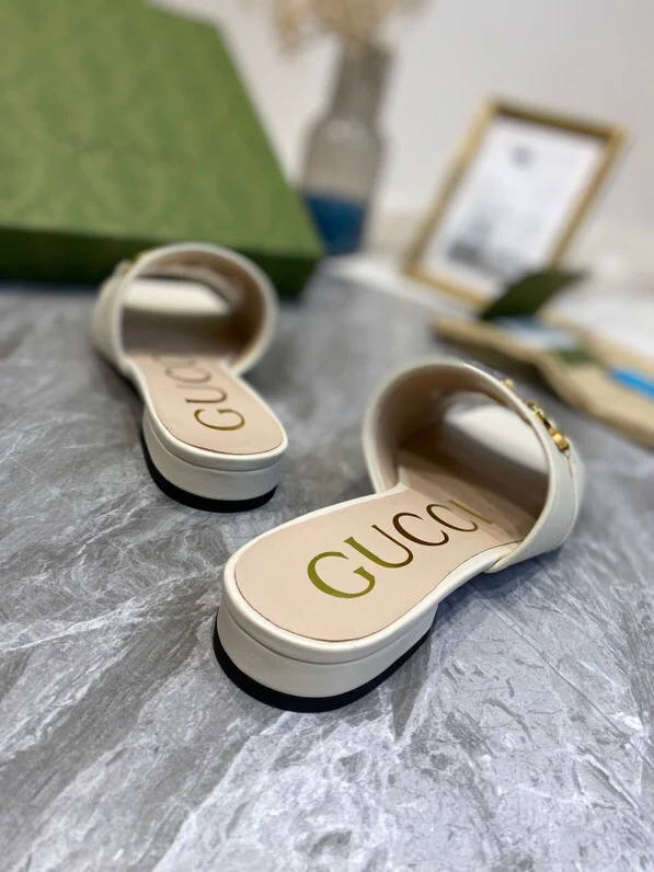 Уличные тапочки Gucci с пряжкой
