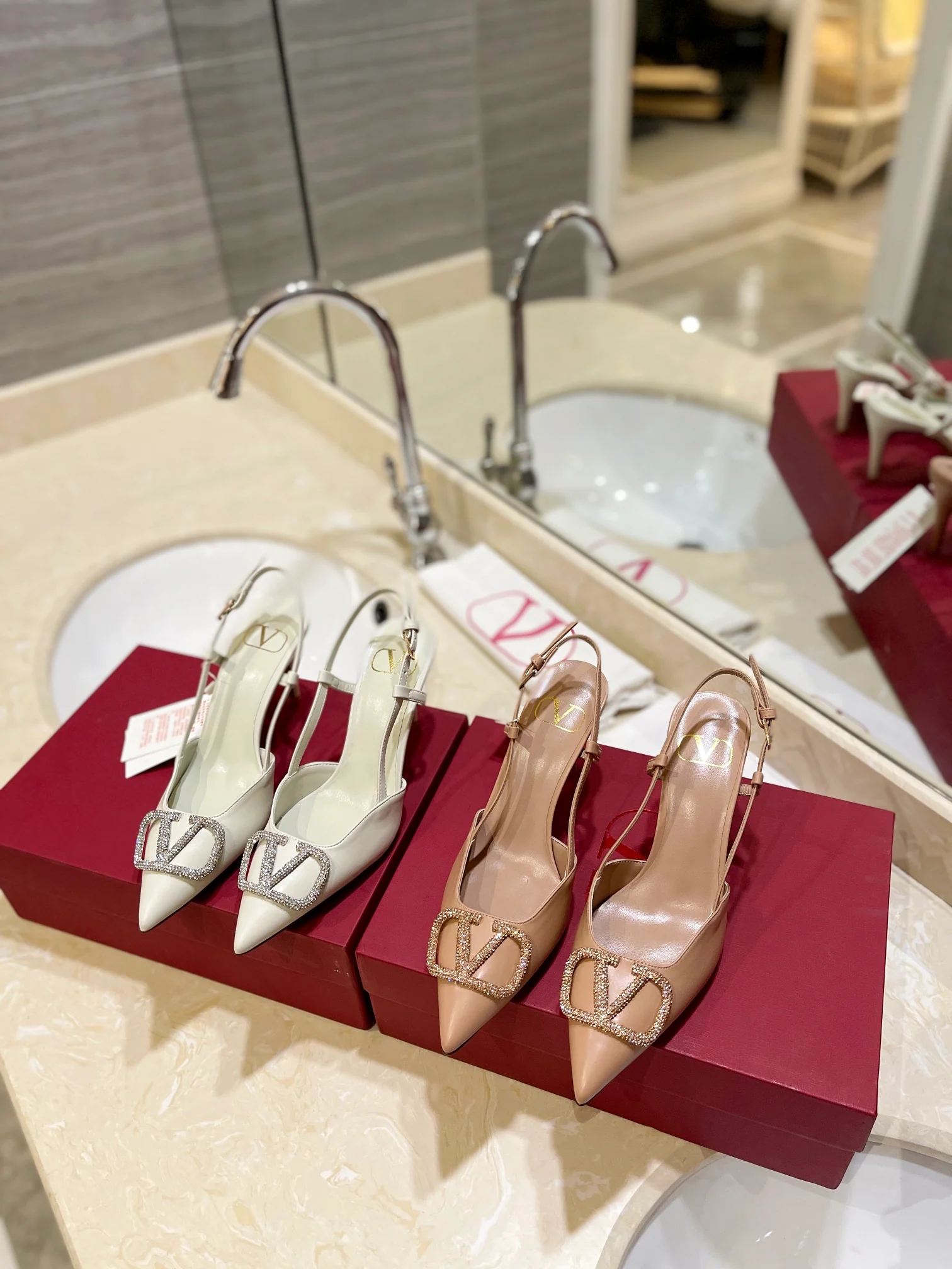 Сандалии Valentino на низком каблуке с хрустальной пряжкой - белые