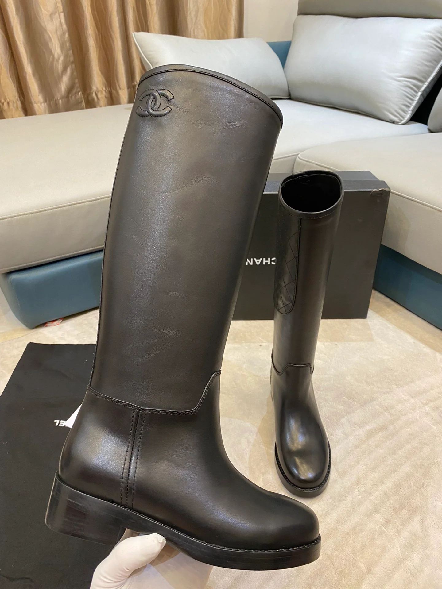Новинка 2022 года от Chanel - Кожаные сапоги - 1